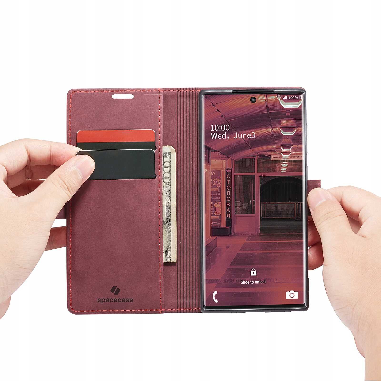 Etui z klapką w kolorze czerwonym trzymane w dłoniach, z miejscem na karty i banknoty. Na ekranie telefonu widoczny jest tekst: \'10:00 Wed, June3\'.