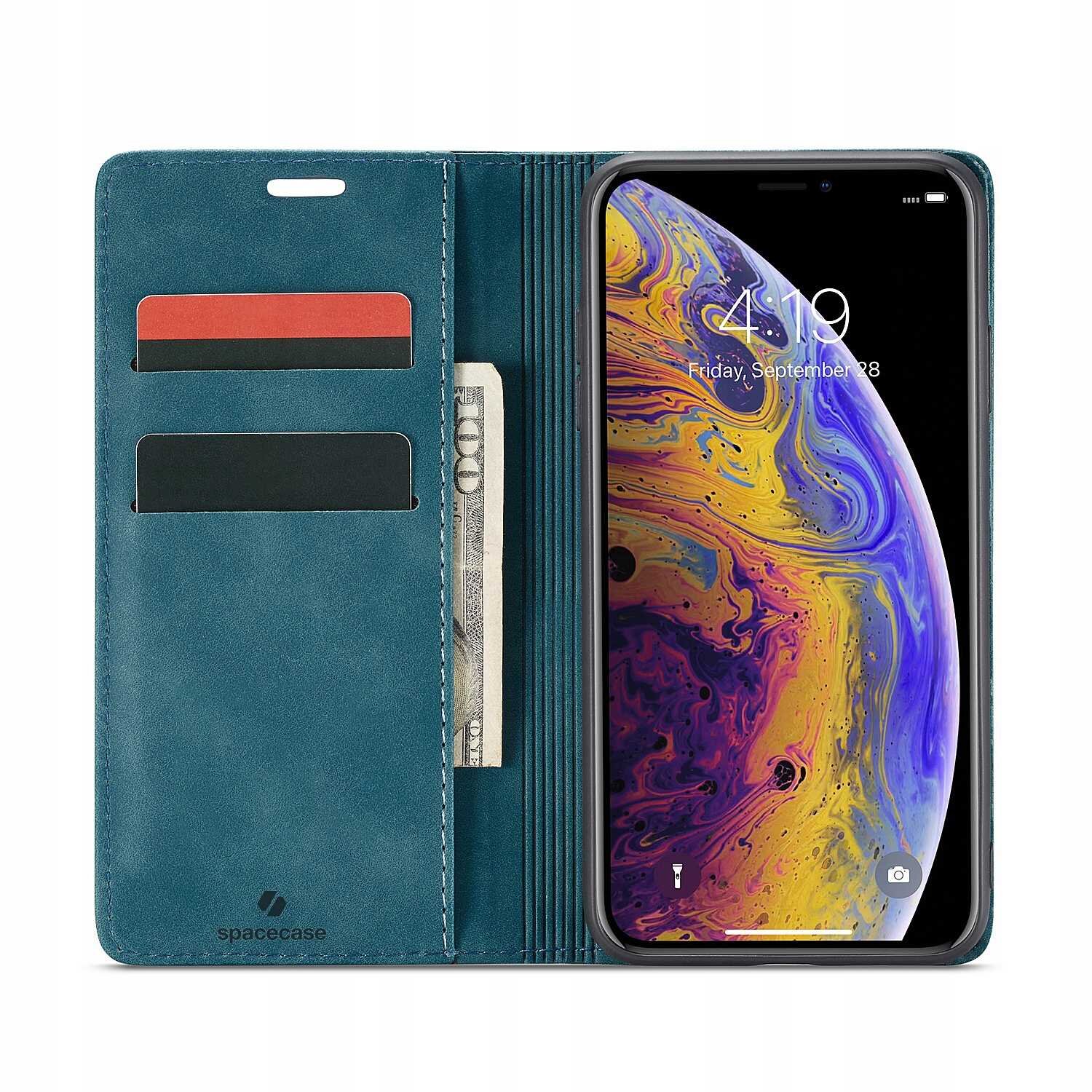 Etui z klapką w kolorze niebieskim z miejscem na karty i banknoty, obok znajduje się telefon z kolorowym wyświetlaczem. Na etui widoczne jest logo \'spacecase\'.