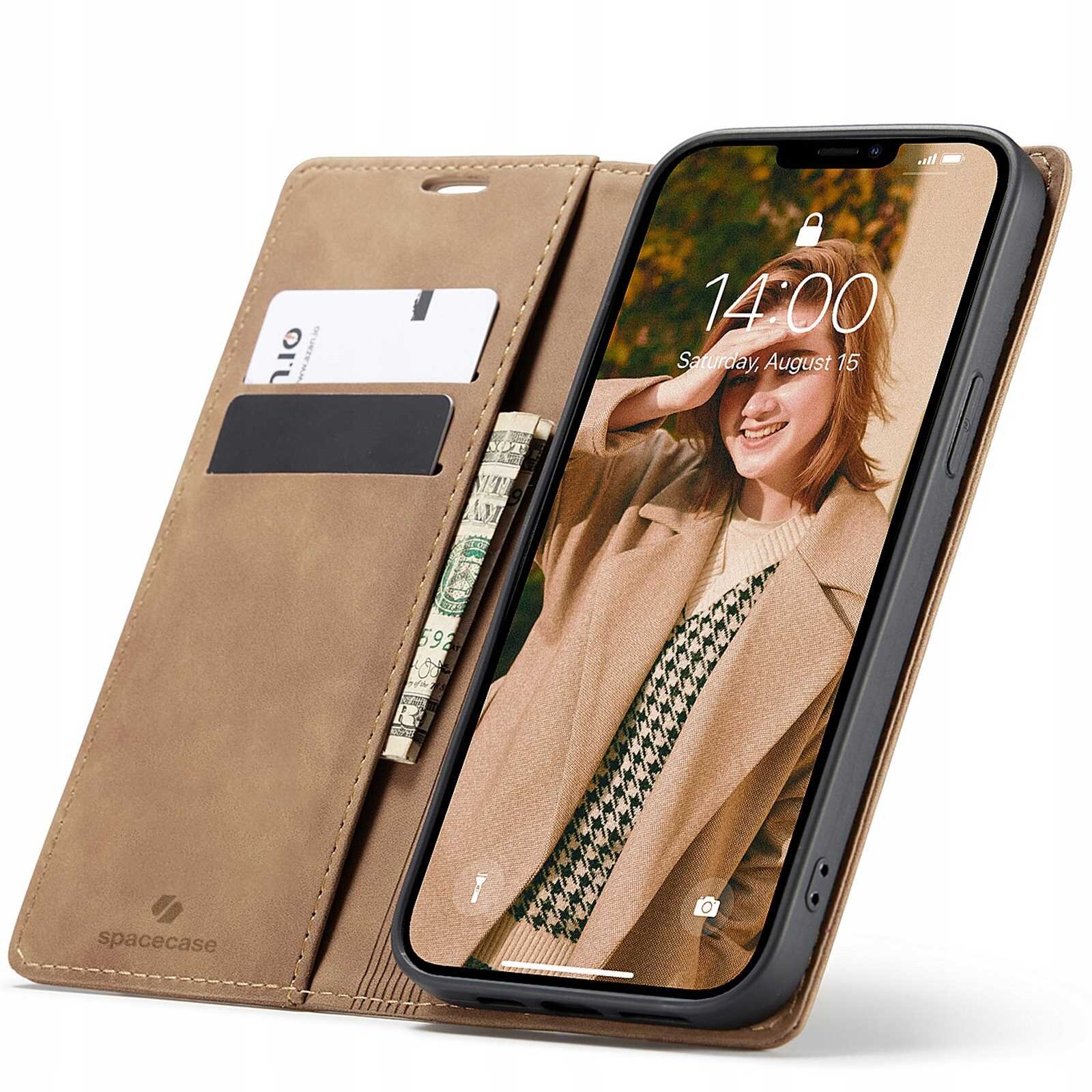 Brązowe etui z klapką na telefon, z miejscem na karty i banknoty, z logo \'spacecase\'. Telefon w etui wyświetla godzinę 14:00 i datę Saturday, August 15.