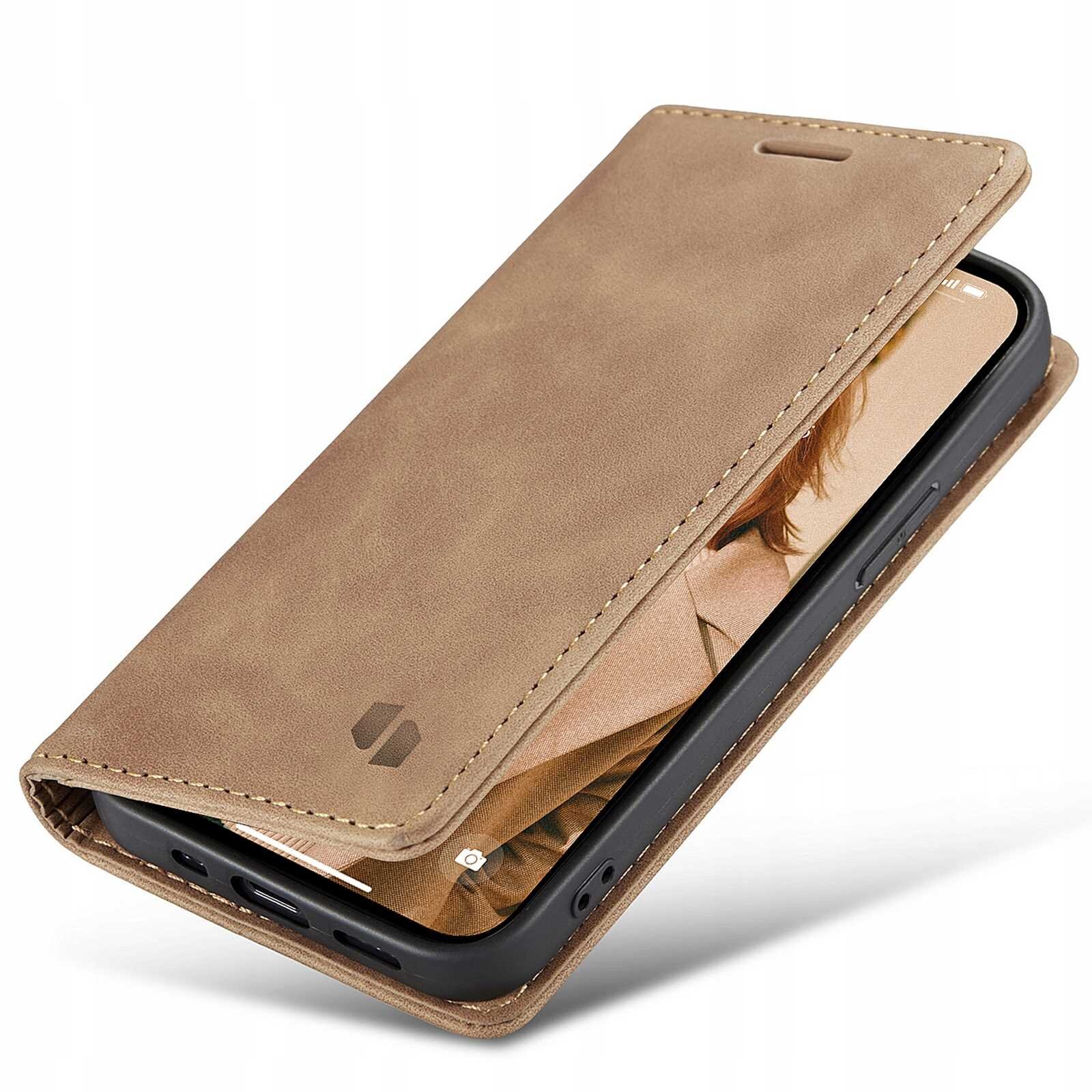Brązowe etui z klapką na telefon, z widocznym logo producenta. Wewnątrz etui znajduje się telefon z wyświetlonym zdjęciem osoby.