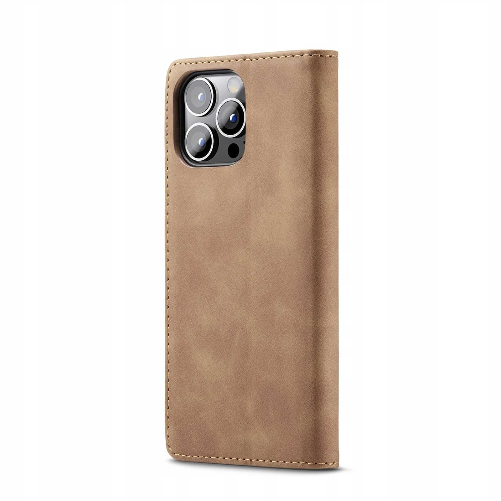 Brązowe etui z klapką na telefon z widocznymi wycięciami na aparat. Materiał wygląda na gładki i ma delikatne przeszycia na krawędziach.