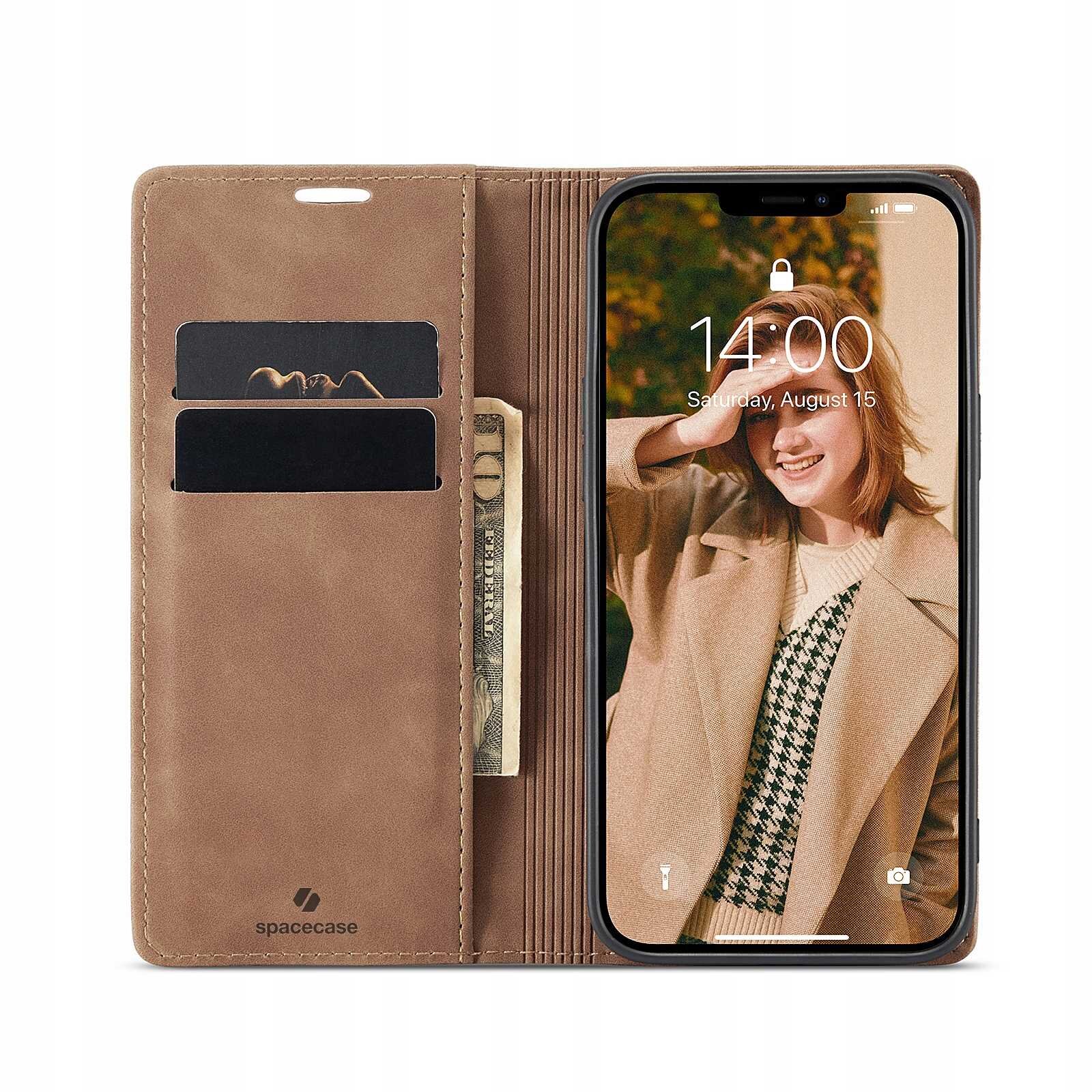 Brązowe etui z klapką na telefon, z miejscem na karty i banknoty, obok którego znajduje się telefon z wyświetlaczem pokazującym godzinę 14:00 i datę Saturday, August 15. Na etui widoczne jest logo \'spacecase\'.