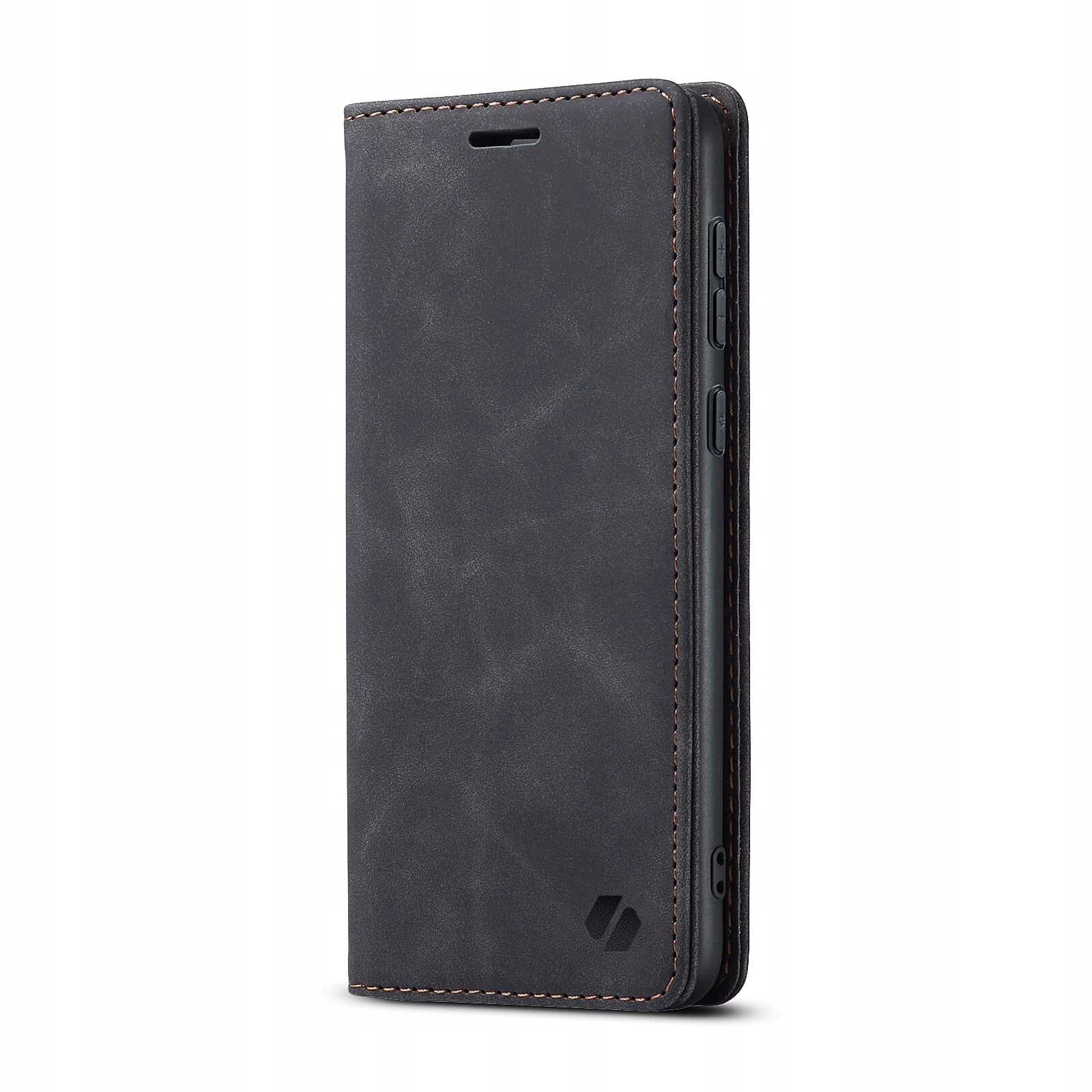 Czarne etui z klapką do telefonu, wykonane z materiału imitującego skórę, z widocznym logo producenta w dolnym rogu. Etui posiada wycięcia na przyciski i porty urządzenia.