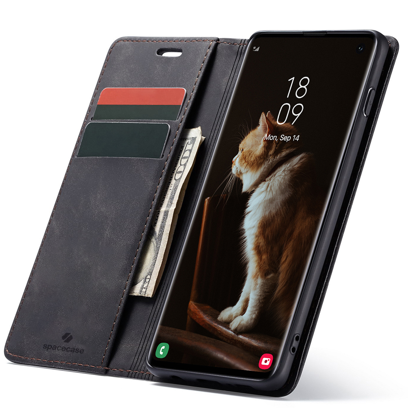 Czarne etui z klapką na telefon, z miejscem na karty i banknoty. Na ekranie telefonu widoczny jest obraz kota oraz data \'Mon, Sep 14\' i godzina \'18:09\'.