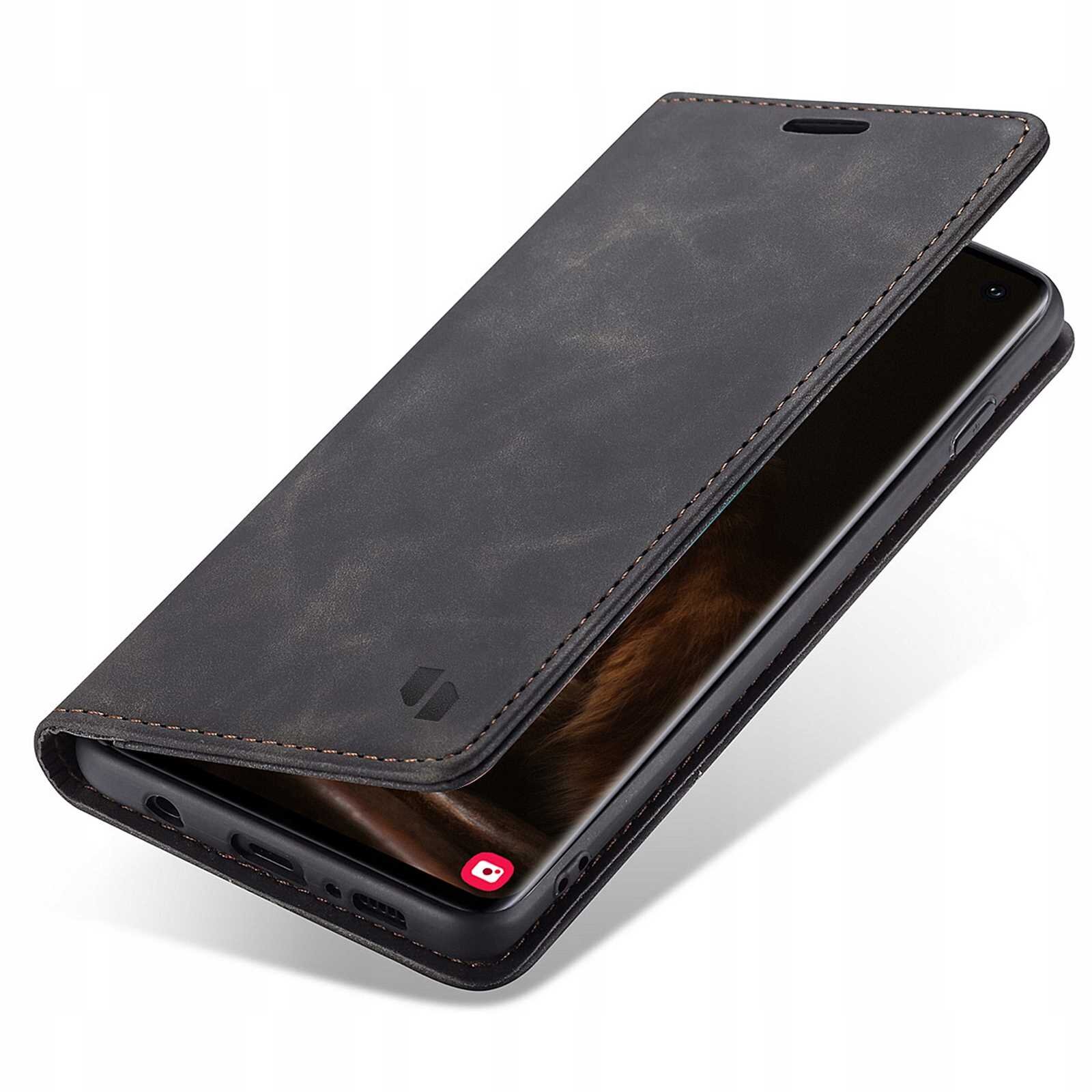 Czarne etui z klapką na telefon, wykonane z materiału imitującego skórę, z widocznym logo producenta. Telefon jest częściowo widoczny wewnątrz etui.