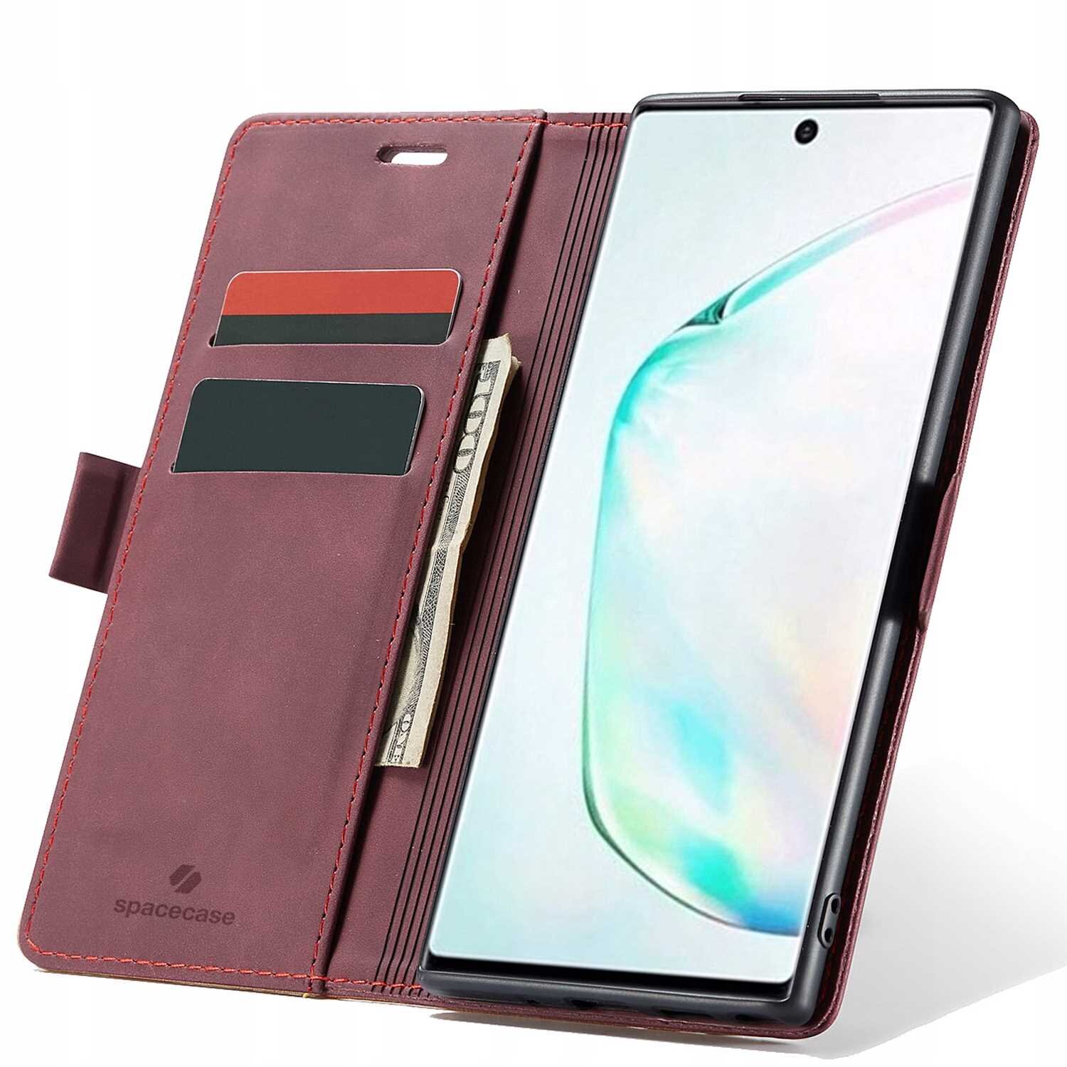 Czerwone etui z klapką na telefon, z miejscem na karty i banknoty, z widocznym logo \'spacecase\'. W środku znajduje się telefon z wyświetlaczem włączonym na ekranie startowym.
