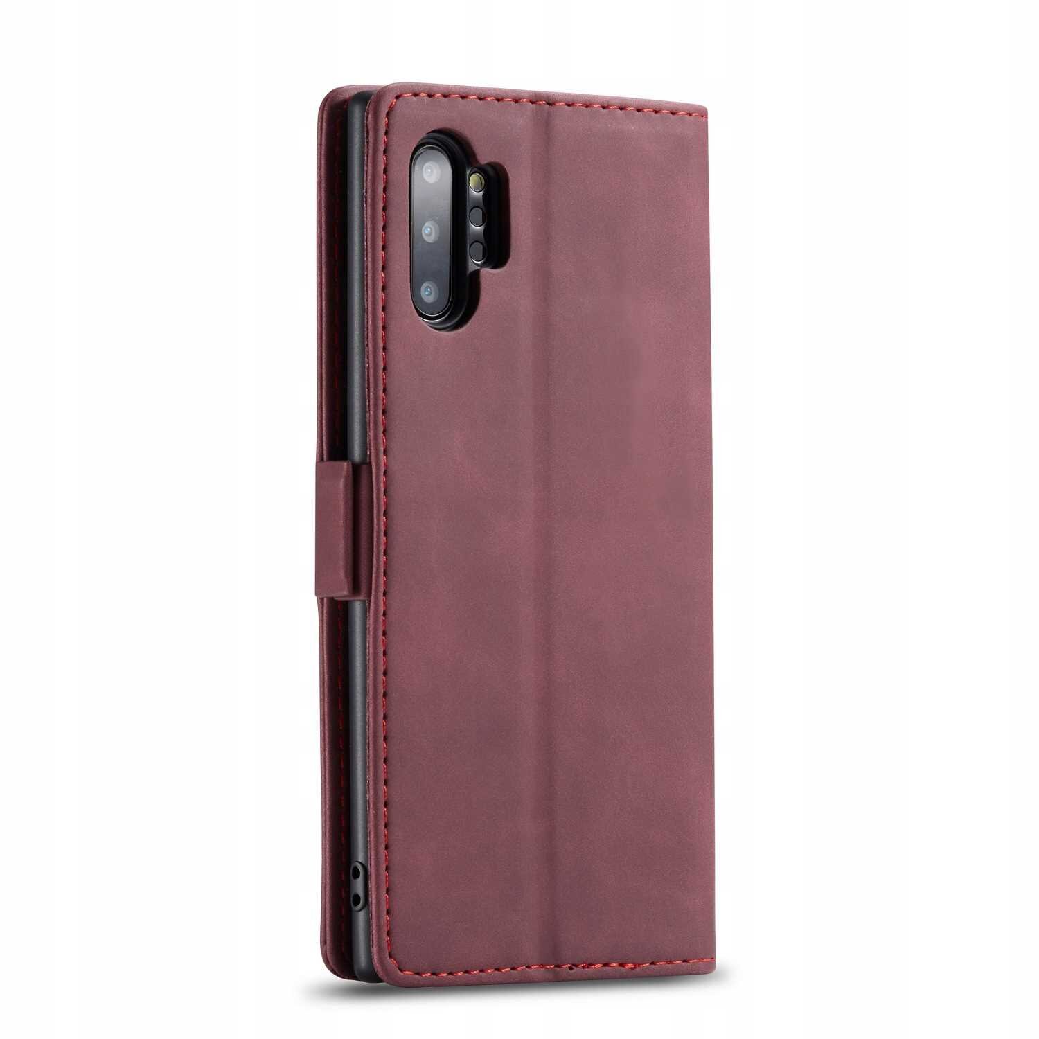 Czerwone etui z klapką na smartfon, z widocznymi wycięciami na aparat i porty. Etui ma gładką powierzchnię i przeszycia na krawędziach.