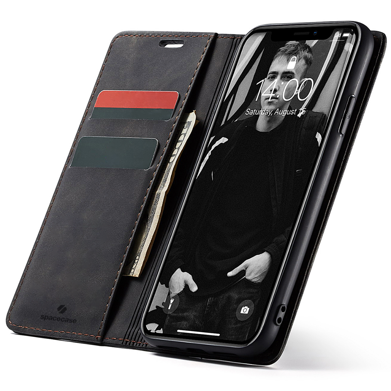Czarne etui z klapką na telefon, z miejscem na karty i banknoty, oraz telefon z wyświetlaczem pokazującym godzinę 14:00 i datę Saturday, August 15. Na etui widoczne jest logo \'spacecase\'.