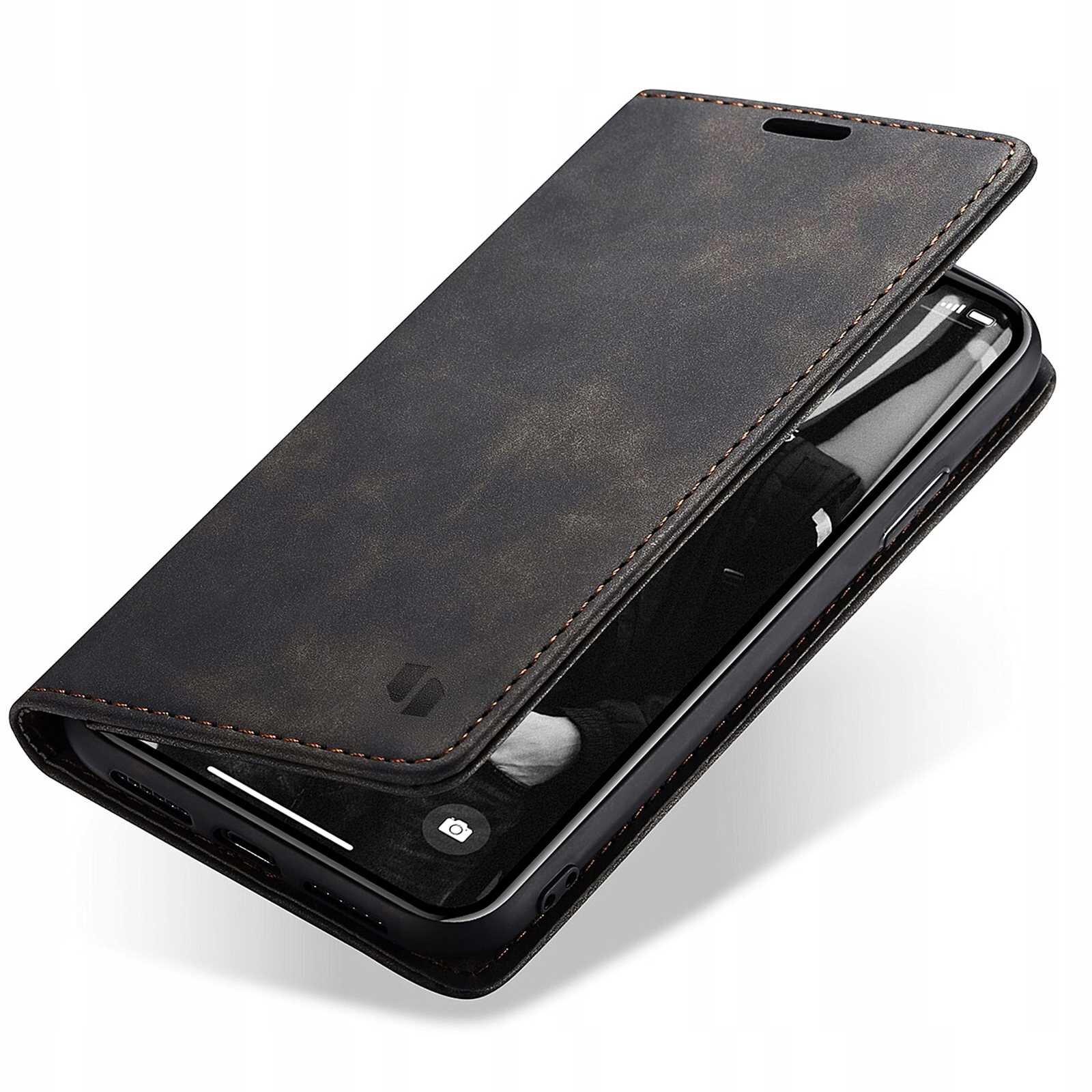 Czarne etui z klapką na telefon, wykonane z materiału imitującego skórę, z widocznymi przeszyciami na krawędziach. Na etui znajduje się subtelne logo producenta.