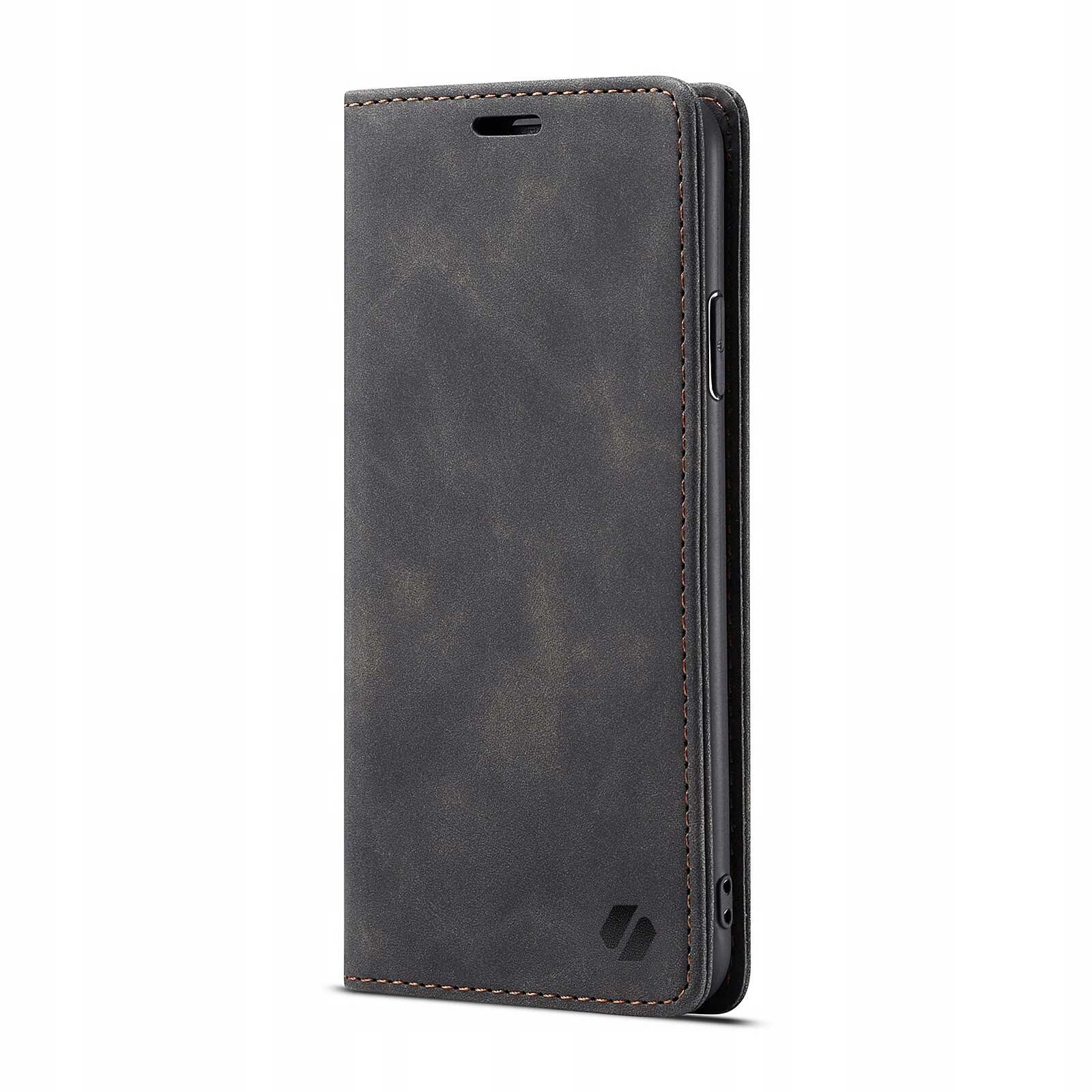 Czarne etui z klapką do telefonu, wykonane z materiału o teksturze przypominającej skórę, z widocznym logo w dolnym rogu. Etui posiada wycięcie na głośnik oraz widoczne przeszycia na krawędziach.