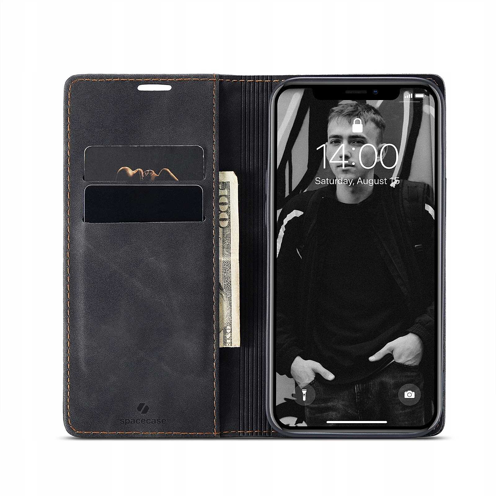 Etui z klapką w kolorze czarnym z miejscem na karty i banknoty, obok znajduje się iPhone XR z wyświetlaczem pokazującym godzinę 14:00 i datę Saturday, August 15. Na etui widoczne jest logo \'spacecase\'.