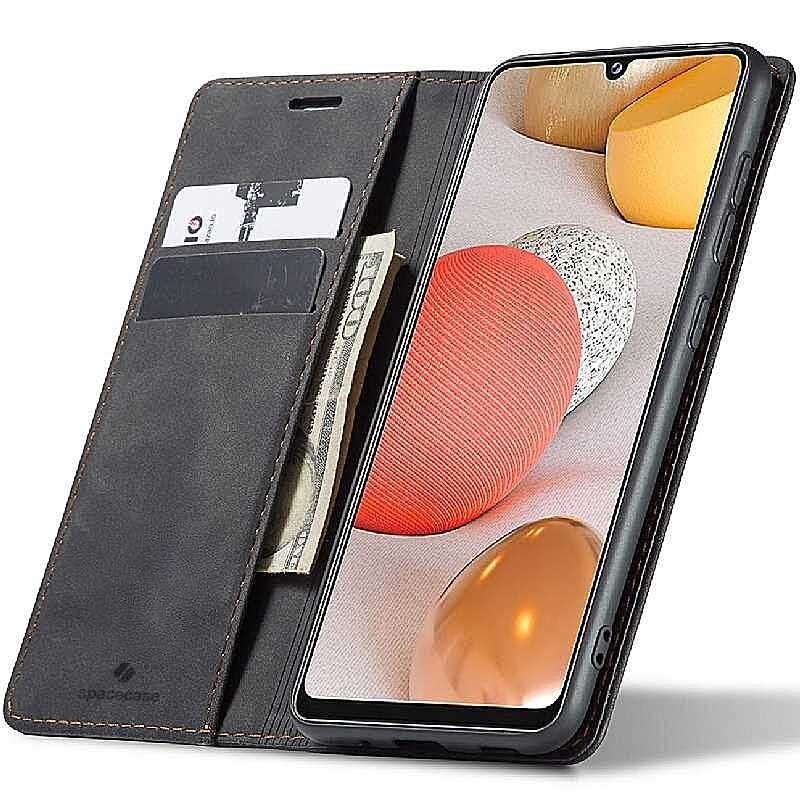 Czarne etui z klapką na telefon, z miejscem na karty i banknoty, obok telefonu z kolorowym ekranem. Na etui widoczne jest logo \'spacecase\'.