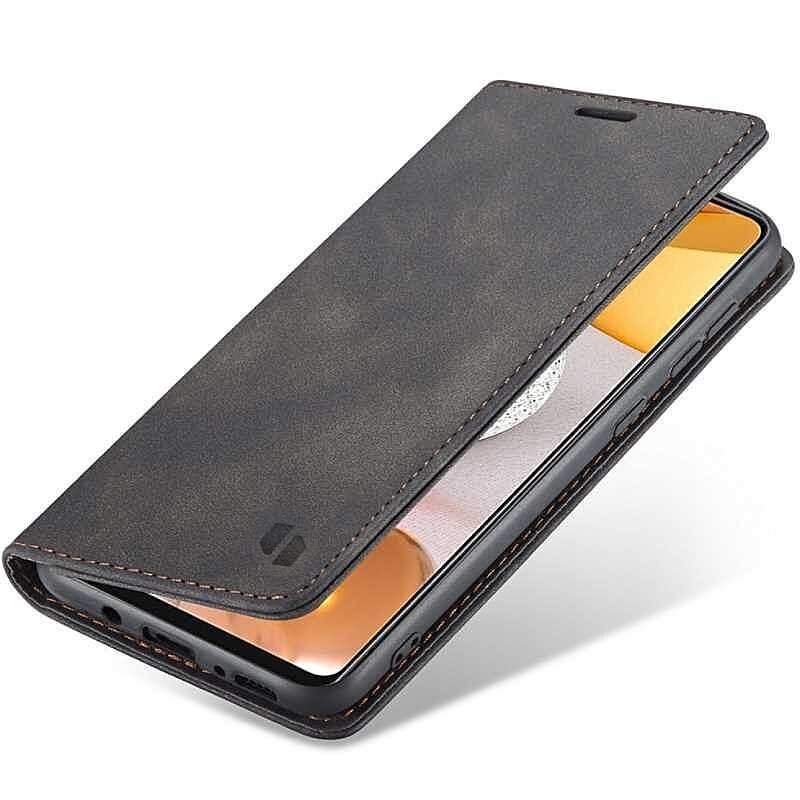 Czarne etui z klapką na telefon, z widocznym przeszyciem i otworem na głośnik. Wewnątrz znajduje się telefon z widocznym ekranem w kolorze pomarańczowym.