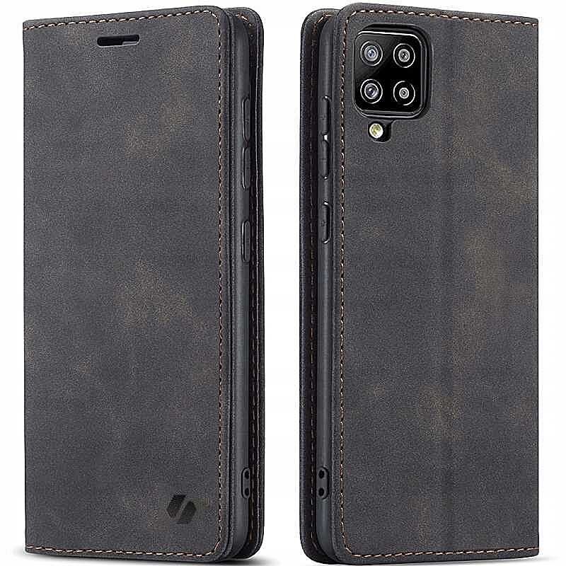 Czarne etui z klapką do telefonu, z widocznymi przeszyciami i otworami na aparat oraz przyciski. Na etui znajduje się logo producenta.