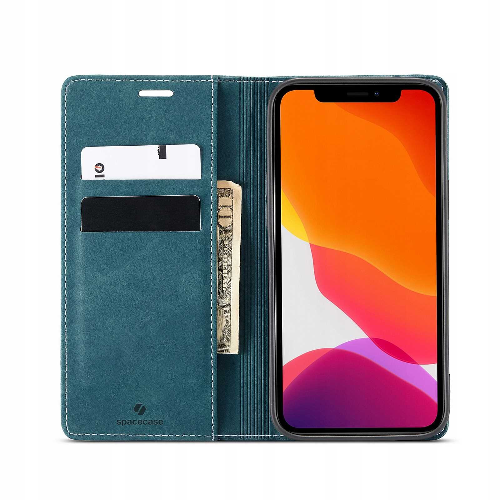 Etui z klapką w kolorze niebieskim z miejscem na karty i banknoty, obok którego znajduje się telefon z kolorowym wyświetlaczem. Na etui widoczne jest logo \'spacecase\'.