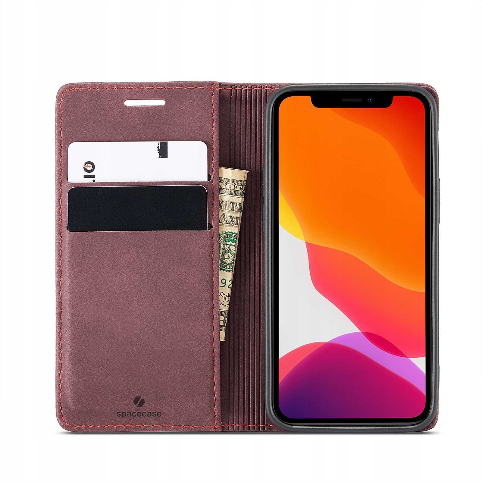 Etui z klapką w kolorze czerwonym z miejscem na karty i banknoty, obok znajduje się telefon z kolorowym wyświetlaczem. Na etui widoczne jest logo \'spacecase\'.
