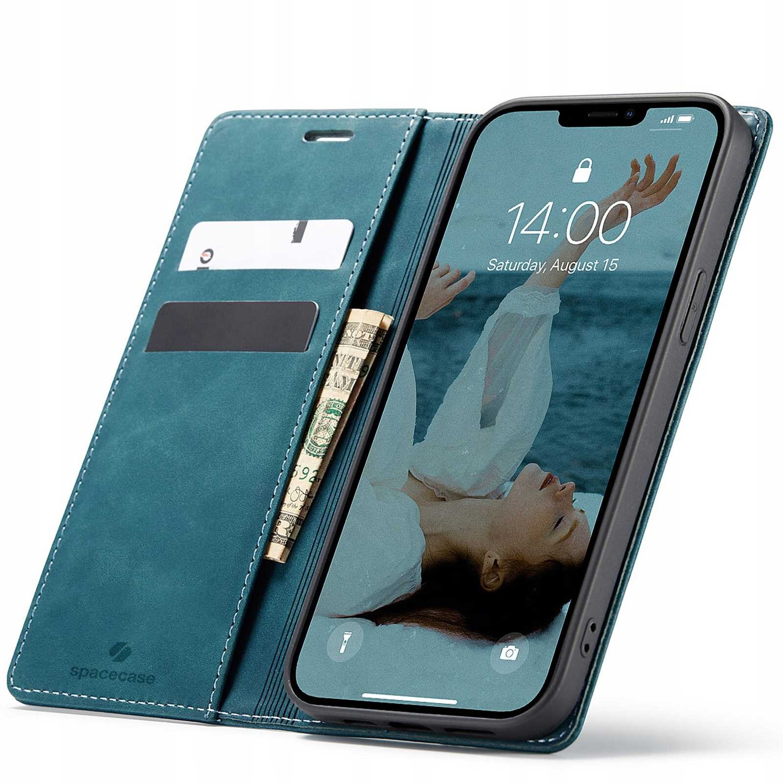Etui z klapką w kolorze niebieskim z miejscem na karty i banknoty, obok iPhone z wyświetlaczem pokazującym godzinę 14:00 i datę Saturday, August 15. Na etui widoczne jest logo \'spacecase\'.