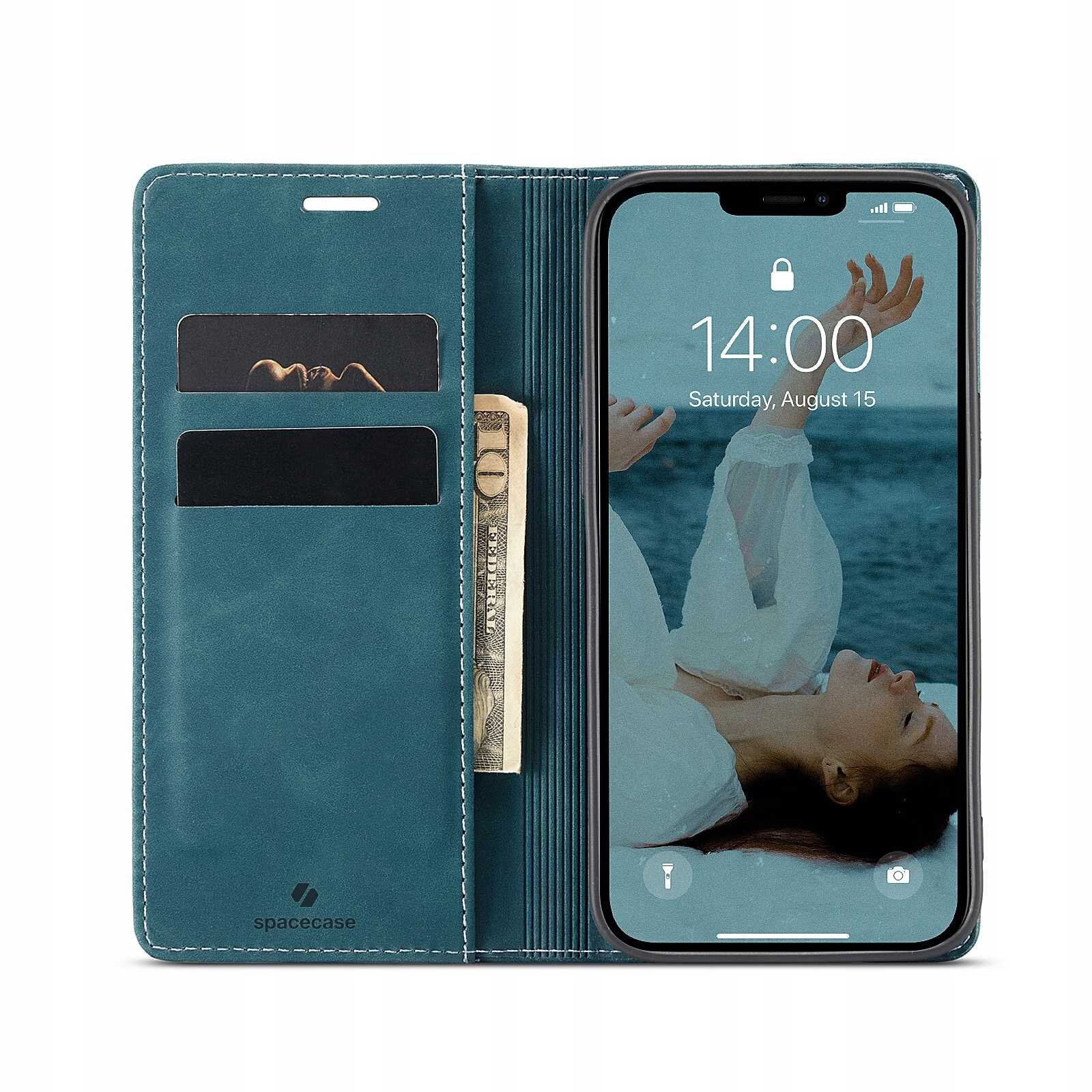 Etui z klapką w kolorze niebieskim z miejscem na karty i banknoty, obok znajduje się telefon z wyświetlaczem pokazującym godzinę 14:00 i datę Saturday, August 15. Na etui widoczne jest logo \'spacecase\'.
