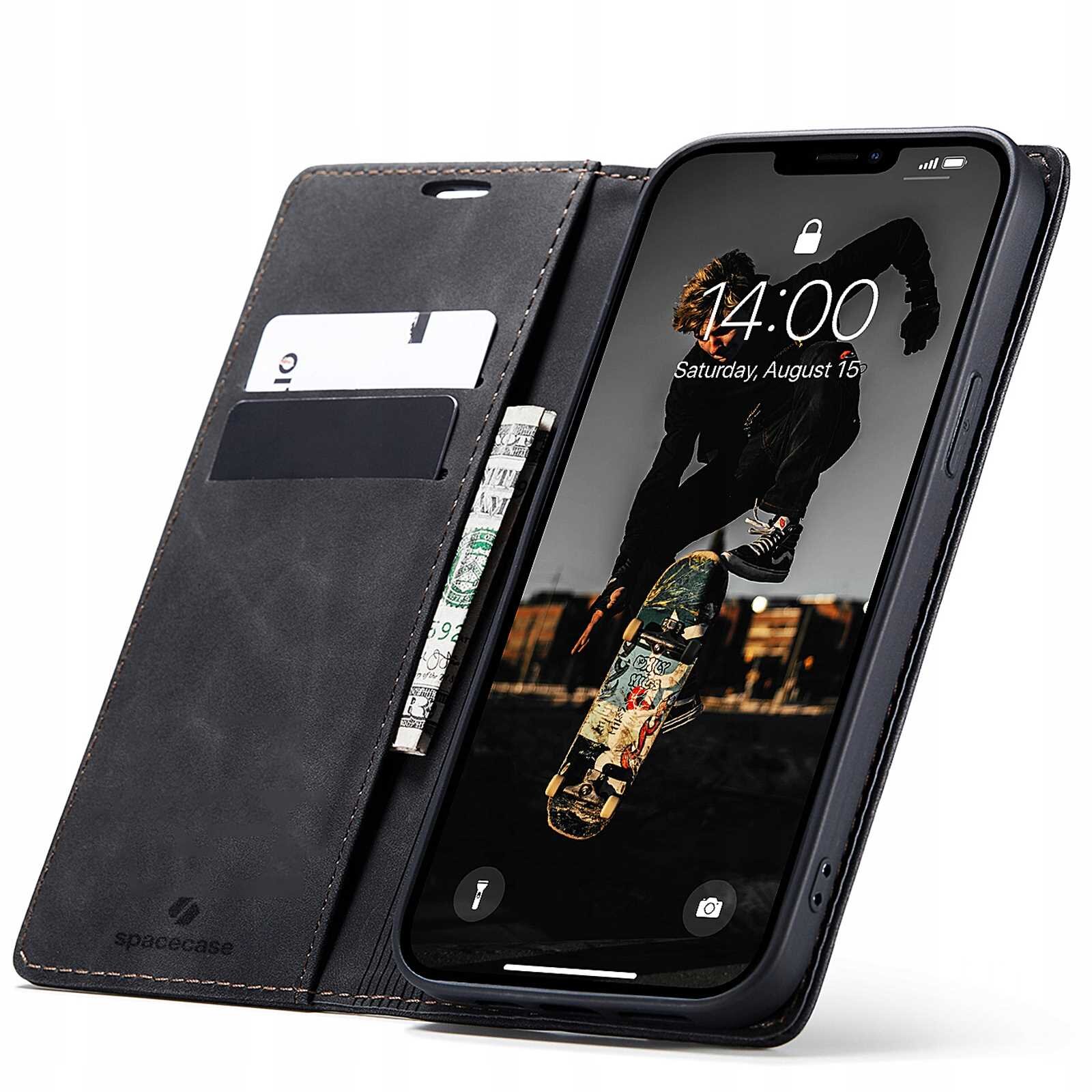 Etui z klapką w kolorze czarnym, z miejscem na karty i banknoty, obok iPhone\'a z wyświetlaczem pokazującym godzinę 14:00 i datę Saturday, August 15. Na ekranie telefonu widoczny jest obrazek osoby wykonującej trik na deskorolce.