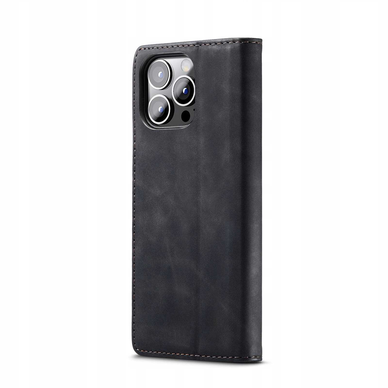 Czarne etui z klapką na telefon z widocznymi wycięciami na aparat. Etui ma gładką powierzchnię i przeszycia na krawędziach.