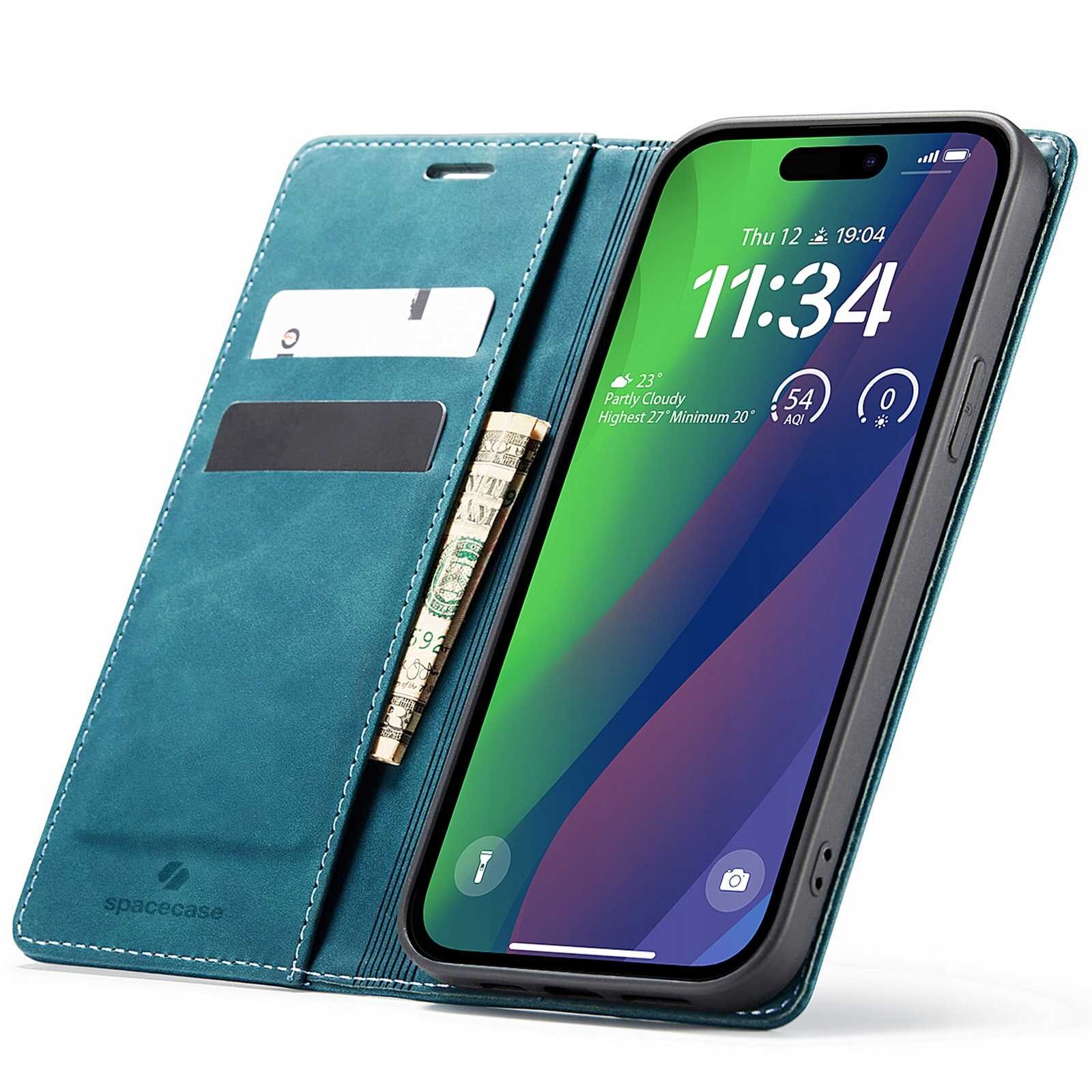 Etui z klapką w kolorze niebieskim z miejscem na karty i banknoty, obok znajduje się telefon z wyświetlaczem pokazującym godzinę 11:34 i datę Thu 12. Logo \'spacecase\' widoczne na etui.