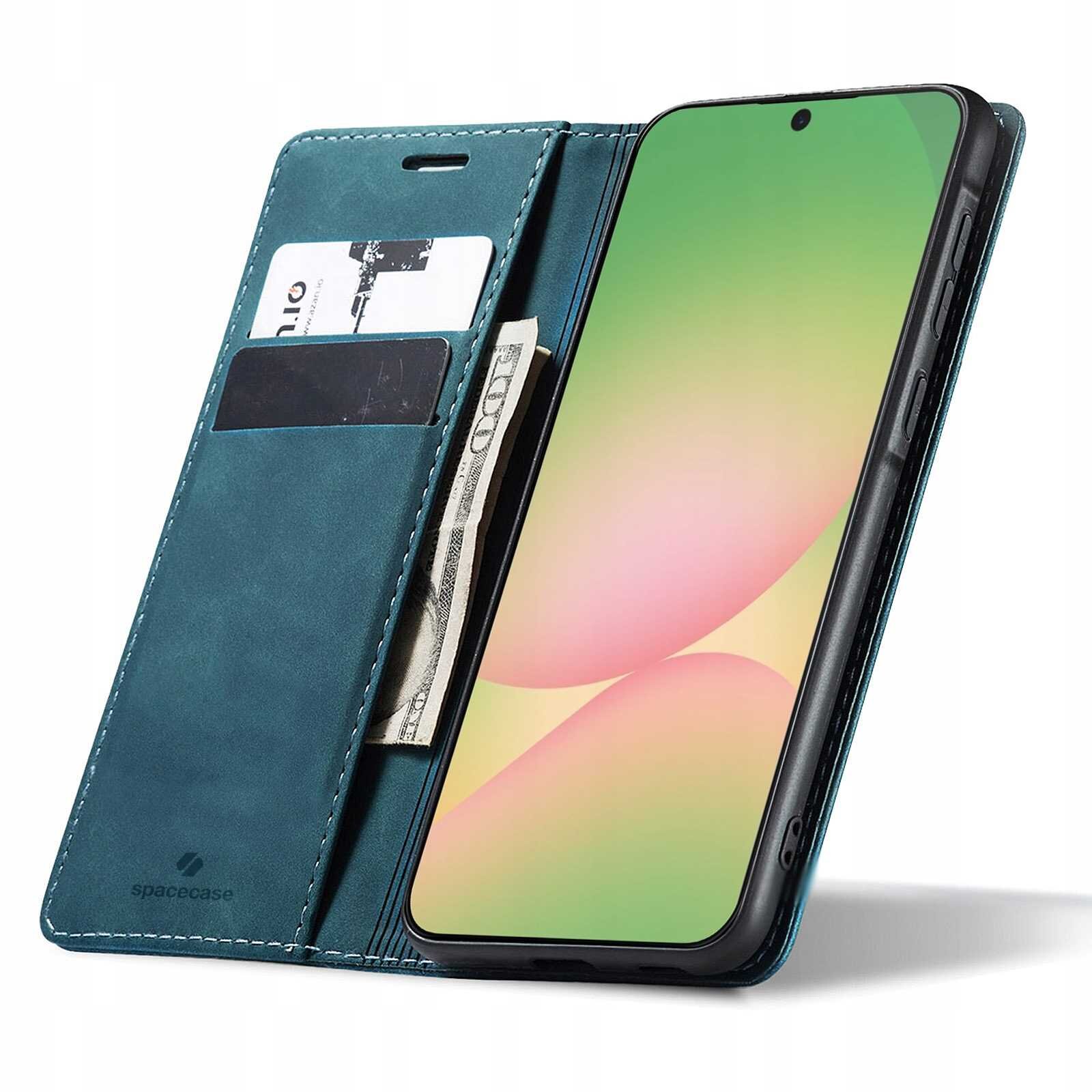Etui z klapką w kolorze niebieskim, z miejscem na karty i banknoty, obok smartfona z wyświetlaczem w odcieniach zieleni i różu. Na etui widoczne jest logo \'spacecase\'.