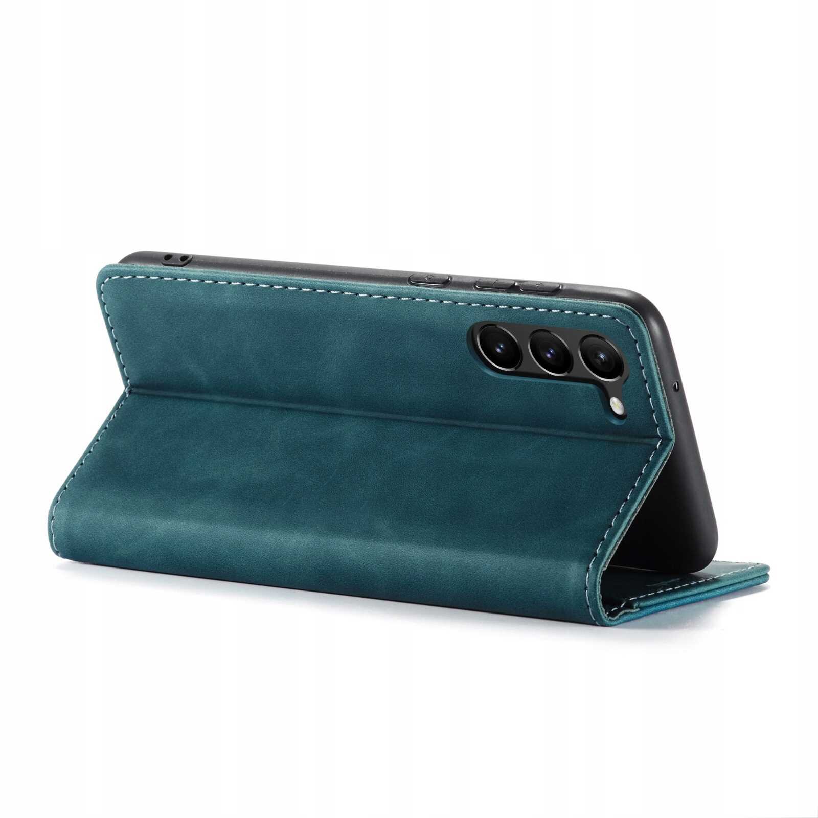 Niebieskie etui z klapką ustawione w pozycji stojącej, z widocznymi trzema otworami na aparat telefonu. Etui ma wyraźne przeszycia na krawędziach.