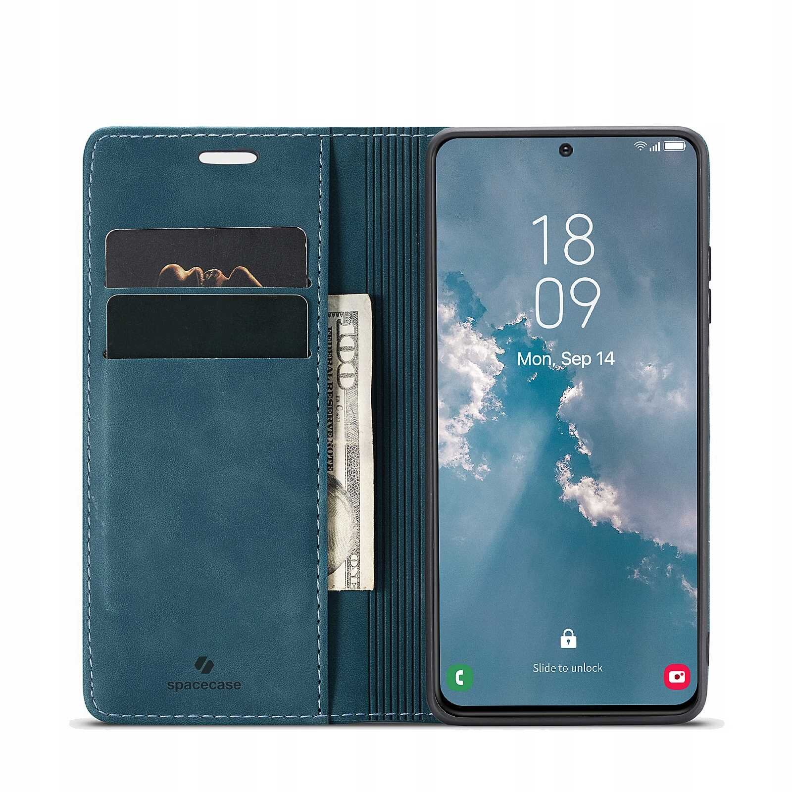 Etui z klapką w kolorze niebieskim z miejscem na karty i banknoty, obok smartfon z wyświetlaczem pokazującym godzinę 18:09 i datę Mon, Sep 14. Na etui widoczne jest logo \'spacecase\'.