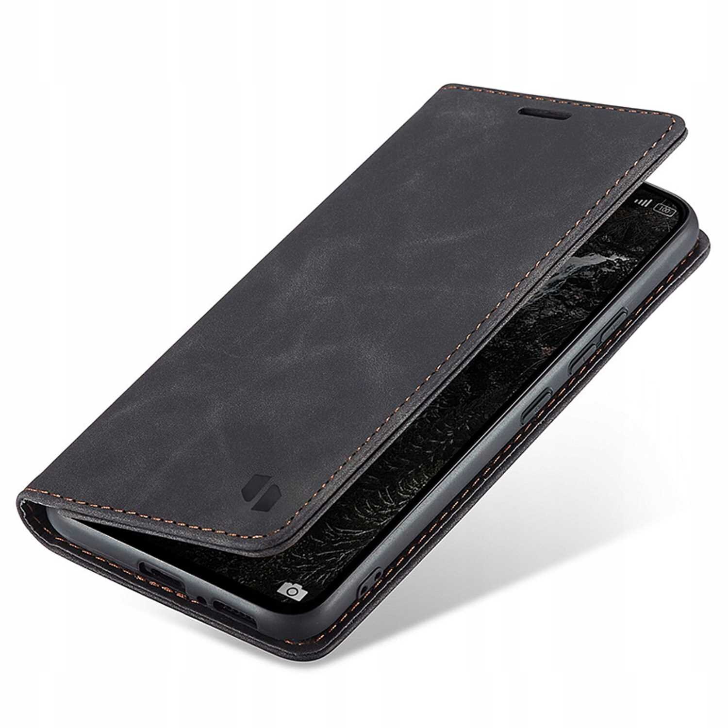 Czarne etui z klapką na telefon, wykonane z materiału imitującego skórę, z widocznymi przeszyciami na krawędziach. Na klapce znajduje się subtelne logo producenta.