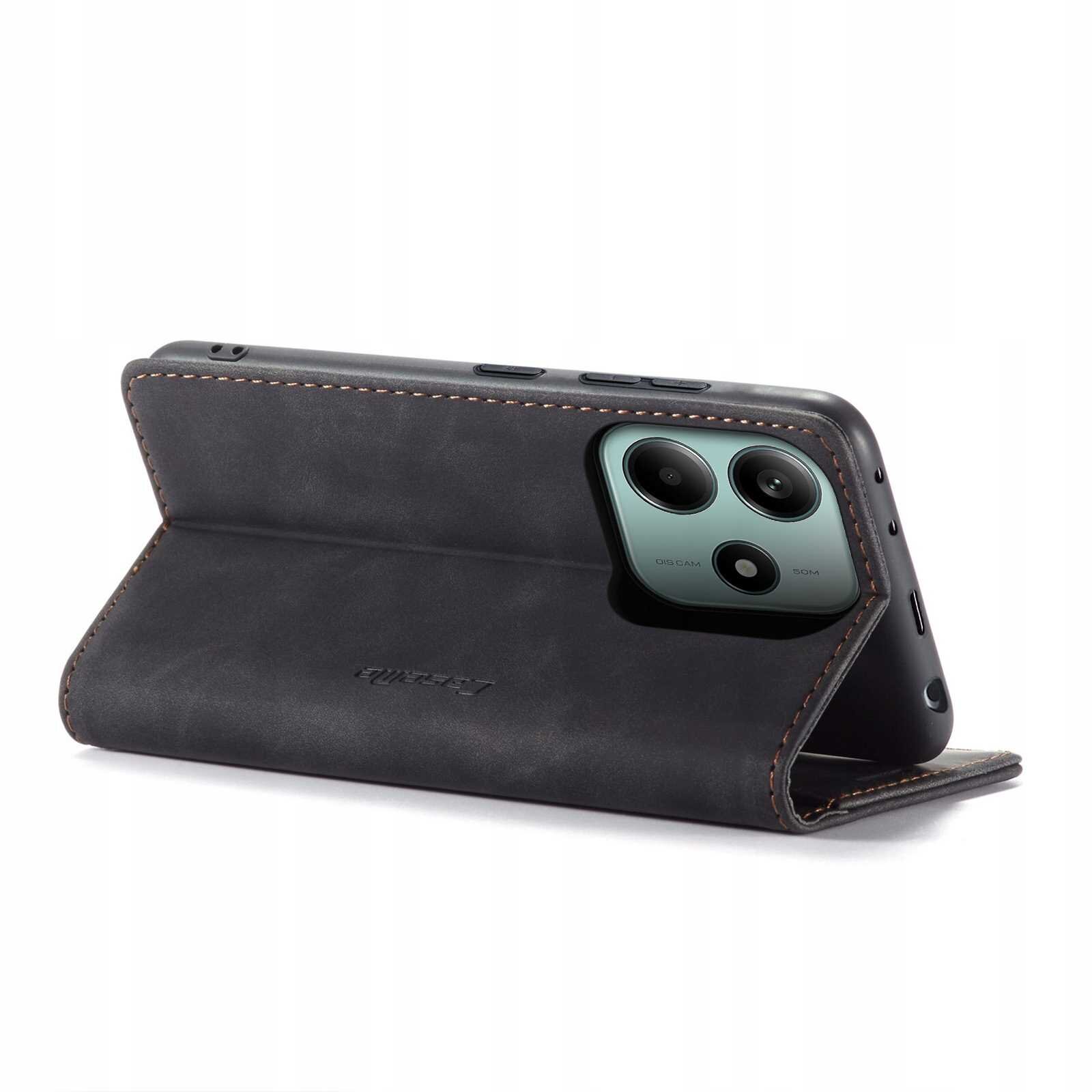 Czarne etui z klapką ustawione w pozycji stojącej, z widocznymi trzema otworami na aparat telefonu. Na etui znajduje się wytłoczony napis \'SPACECASE\'.