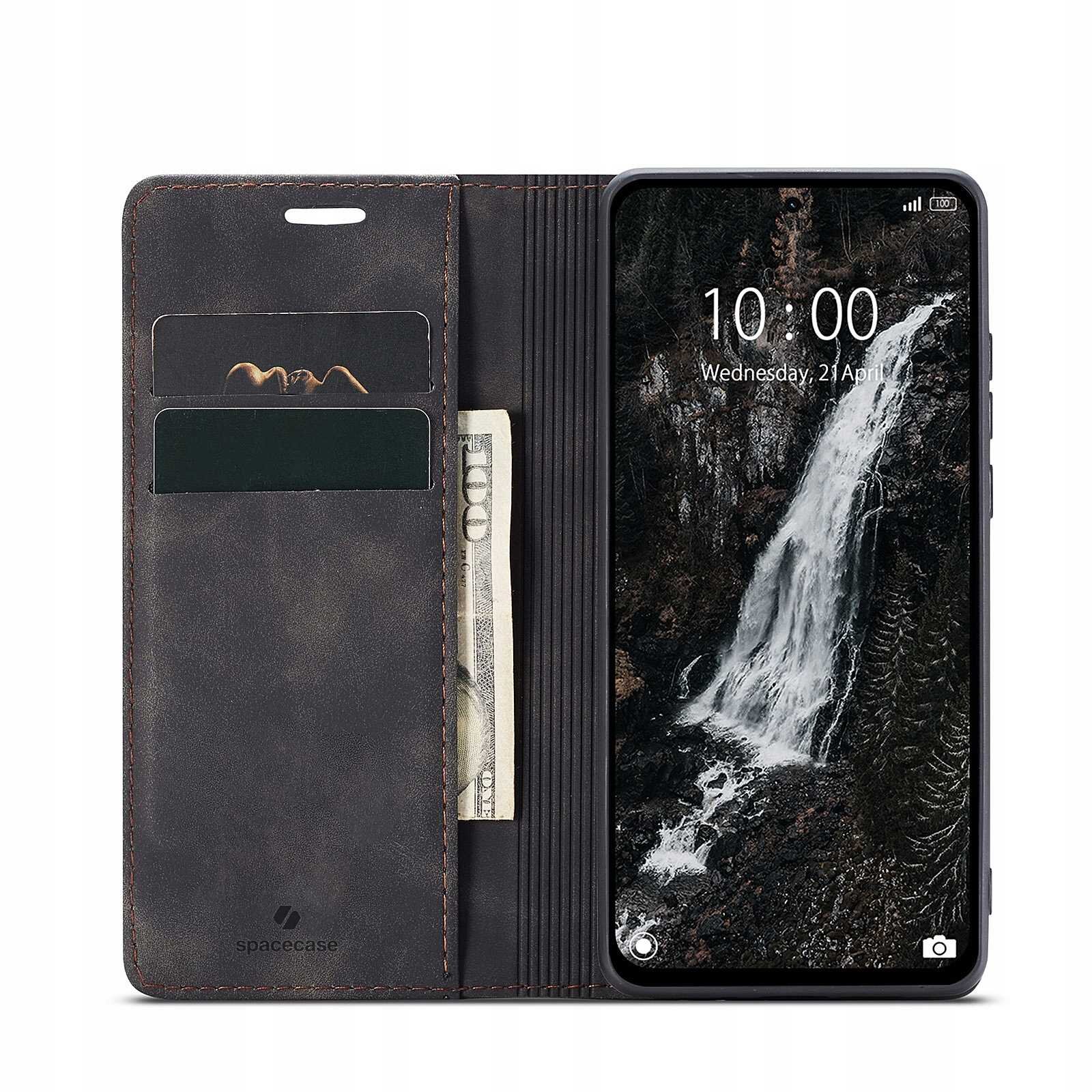 Etui z klapką w kolorze czarnym z miejscem na karty i banknoty, obok smartfon z wyświetlaczem pokazującym godzinę 10:00 i datę Wednesday, 21 April. Na etui widoczne jest logo \'spacecase\'.