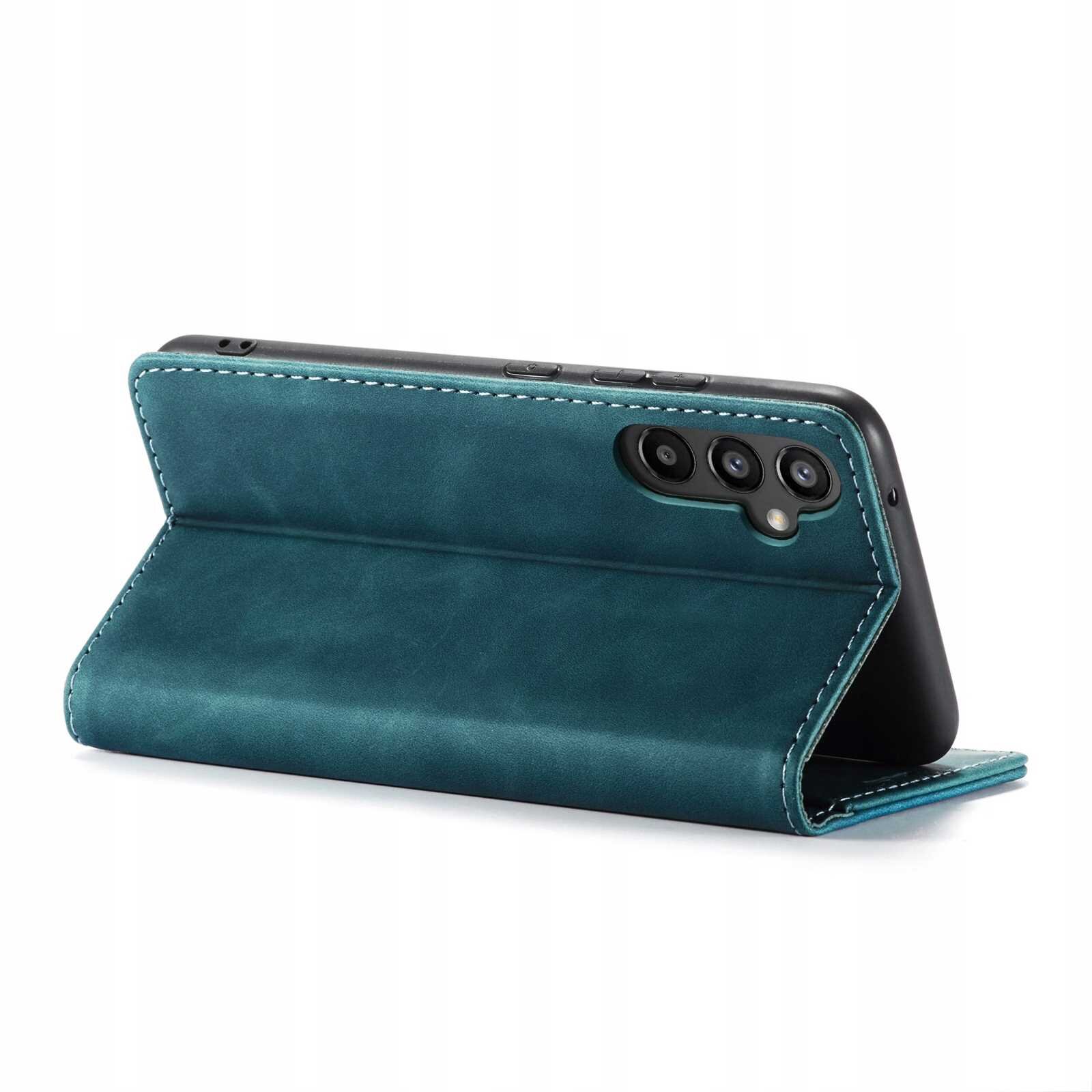 Niebieskie etui z klapką ustawione w pozycji stojącej, z widocznymi trzema otworami na aparaty telefonu. Etui ma wyraźne przeszycia na krawędziach.
