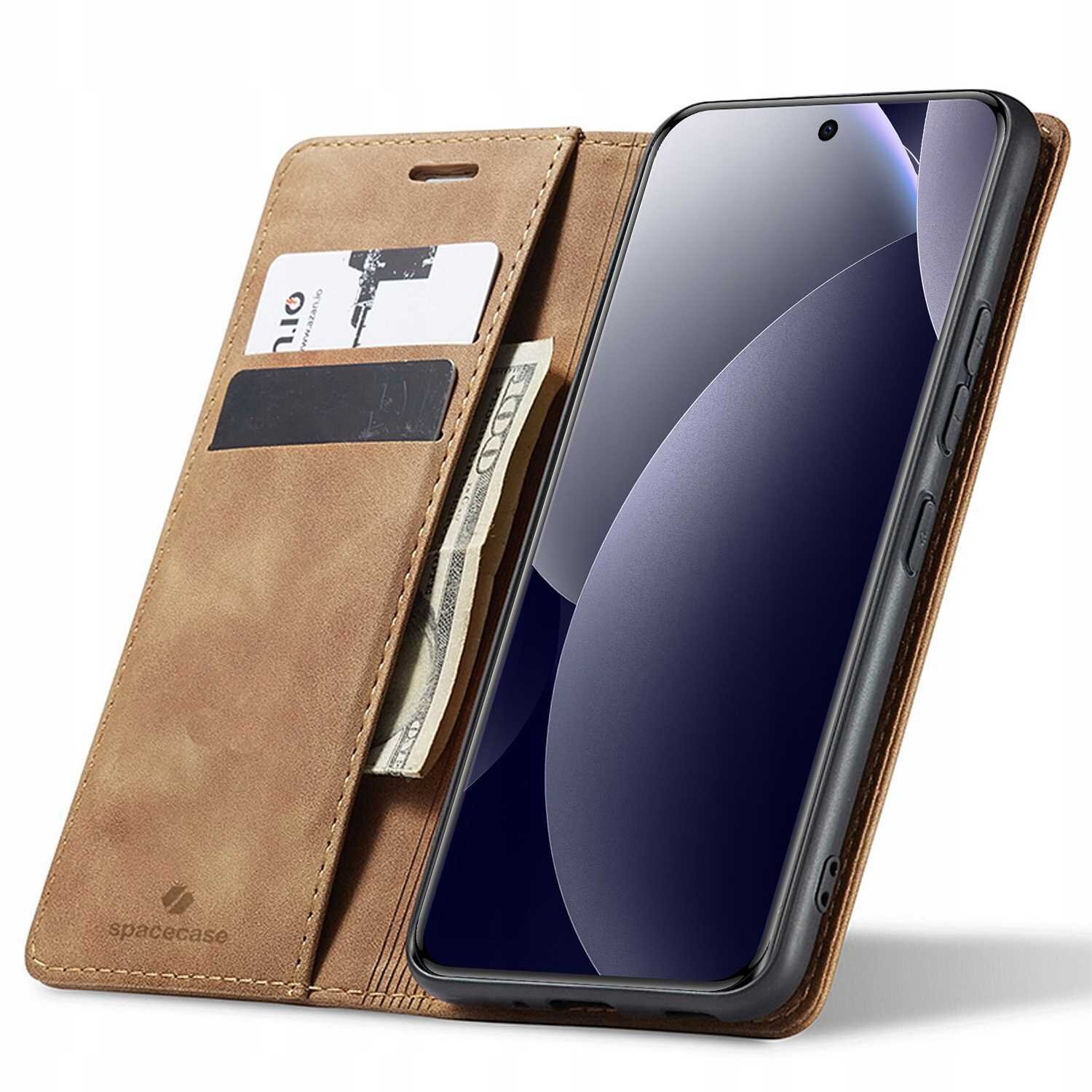 Brązowe etui z klapką na telefon, z miejscem na karty i banknoty. Widoczne logo \'spacecase\' w dolnym rogu.