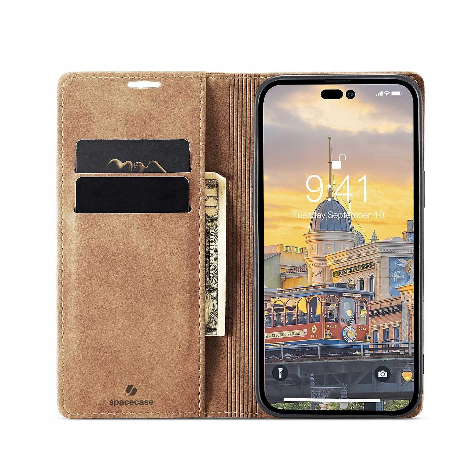 Brązowe etui z klapką na telefon, z miejscem na karty i banknoty, obok telefonu z wyświetlaczem pokazującym godzinę 9:41 i datę Tuesday, September 10. Na etui widoczne jest logo \'spacecase\'.