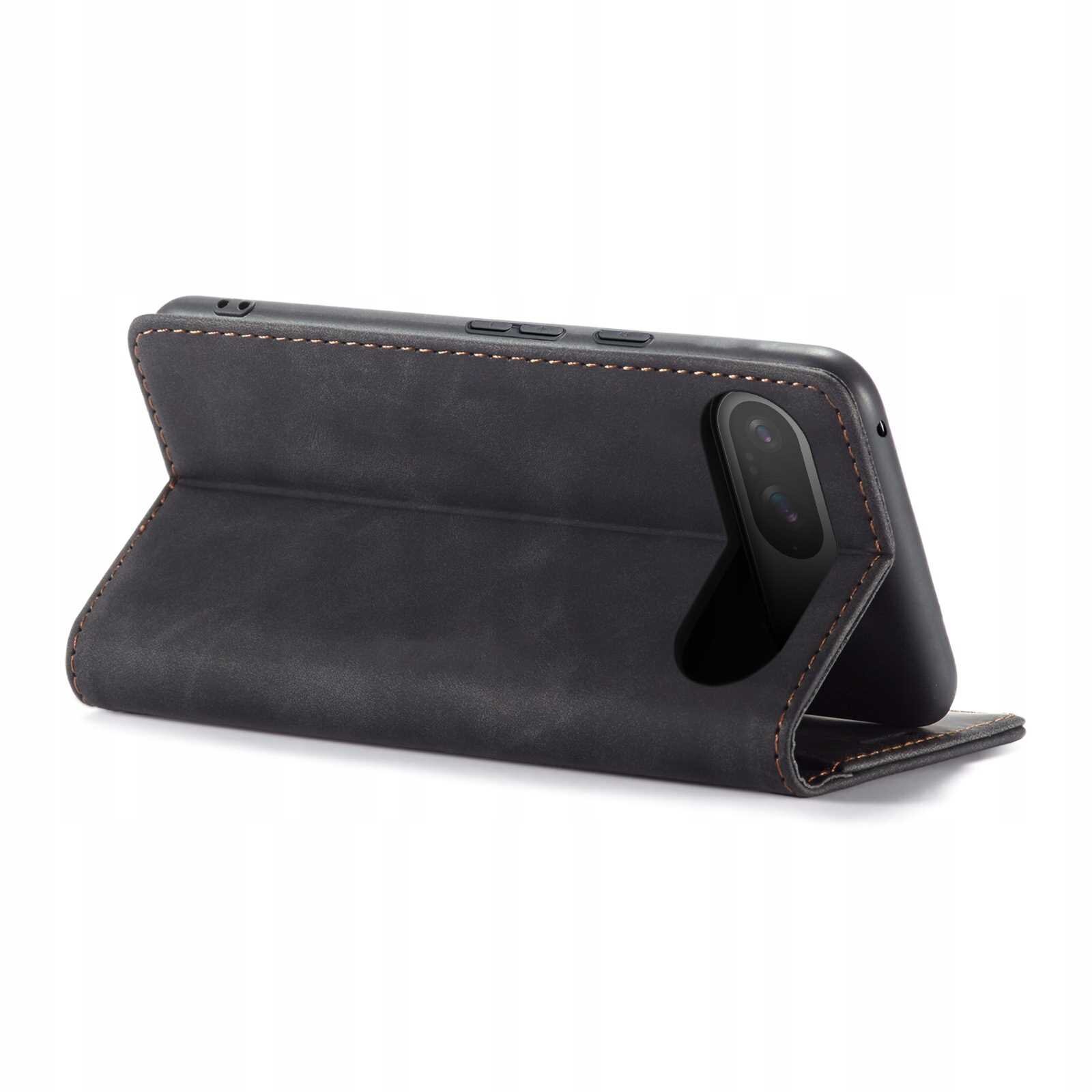 Czarne etui z klapką, wykonane z materiału przypominającego skórę, z widocznymi przeszyciami. Etui jest ustawione w pozycji stojącej, z wycięciem na aparat telefonu.