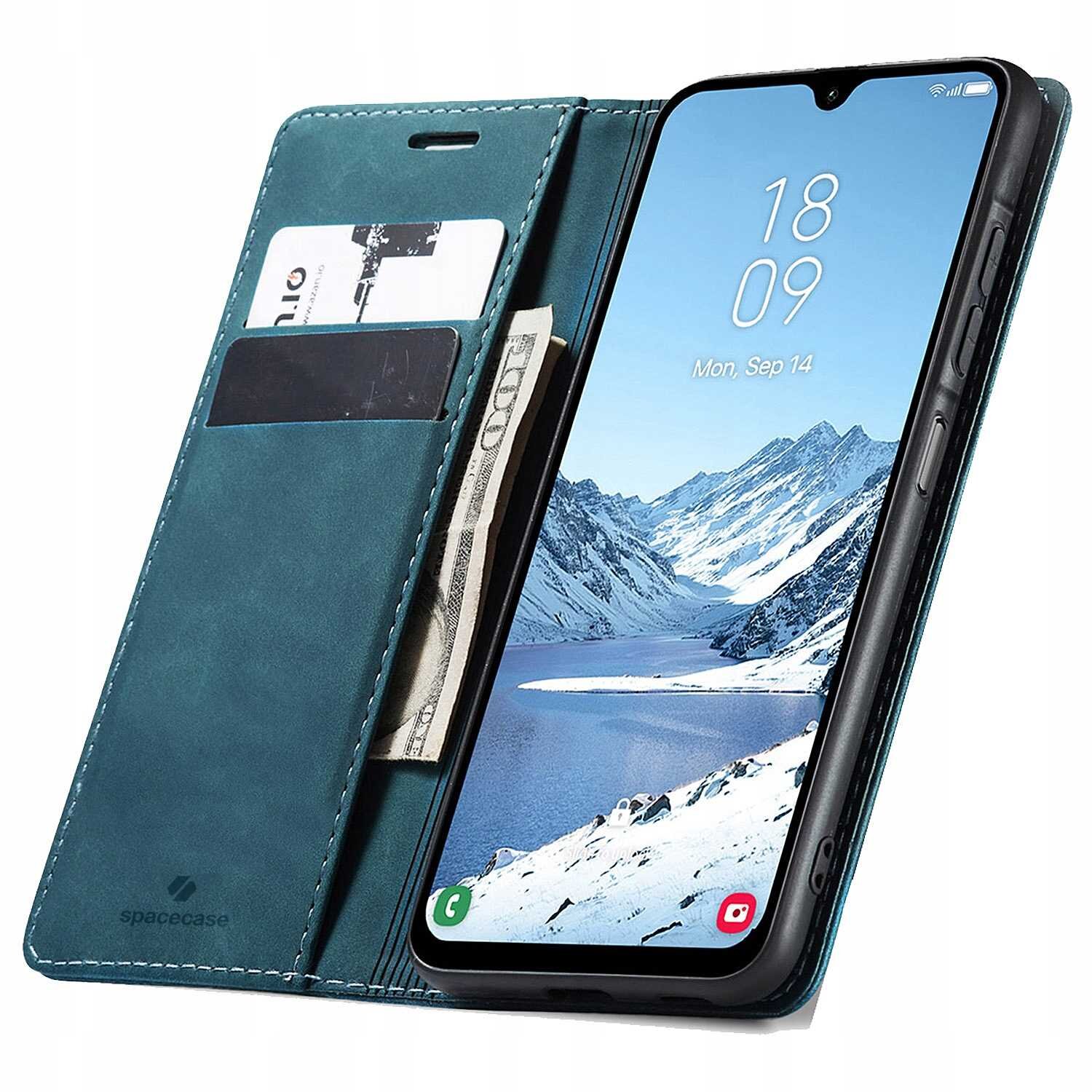 Etui z klapką w kolorze niebieskim, z miejscem na karty i banknoty, obok smartfona z wyświetlaczem pokazującym krajobraz górski. Na etui widoczne jest logo \'spacecase\'.