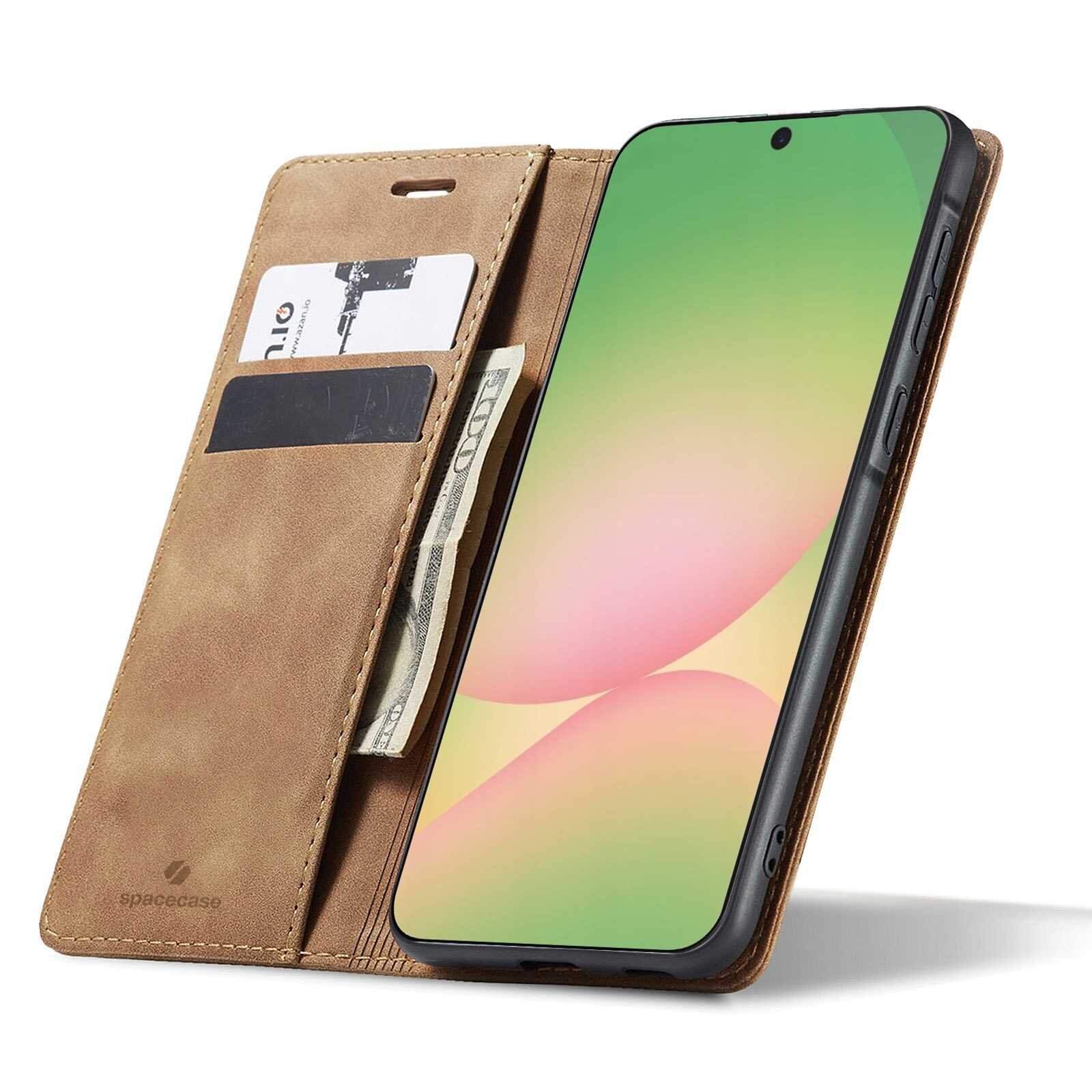 Brązowe etui z klapką na telefon, z miejscem na karty i banknoty. Widoczne logo \'spacecase\' na dolnej części klapki.
