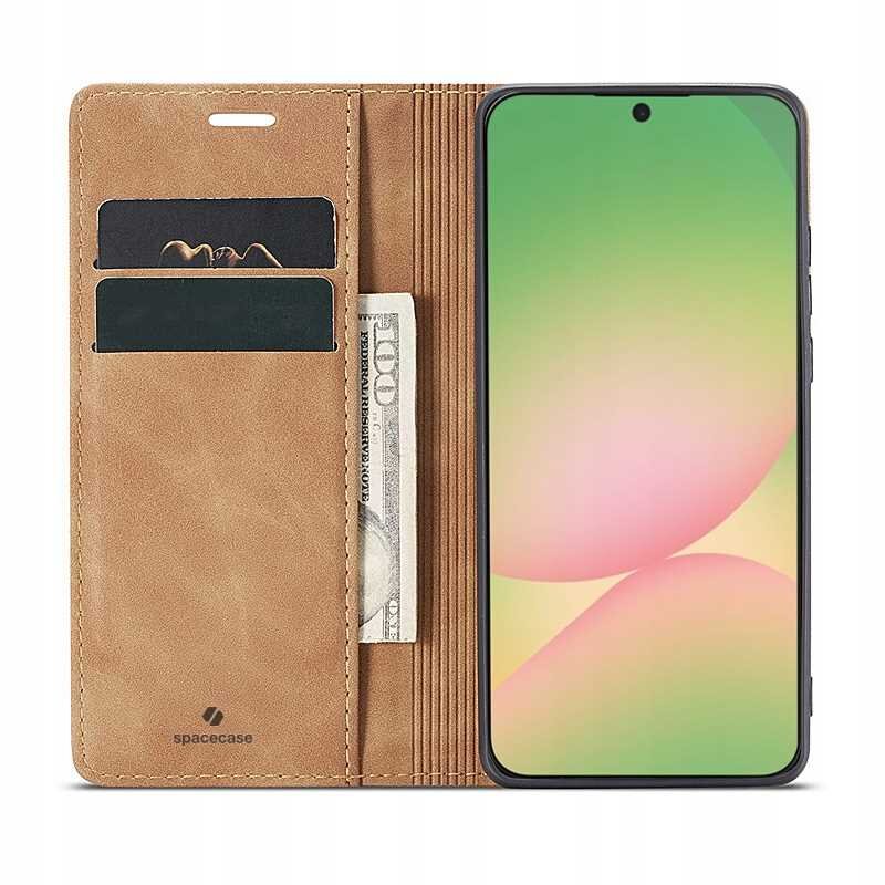 Etui z klapką w kolorze brązowym z miejscem na karty i banknoty, obok smartfon z wyświetlaczem w odcieniach zieleni i różu. Na etui widoczne jest logo \'spacecase\'.