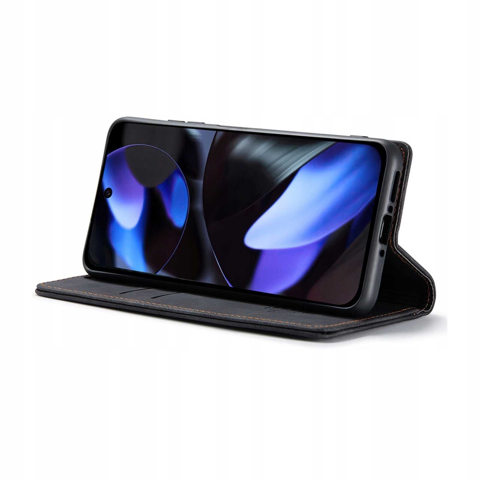 Czarny telefon w etui z klapką ustawiony w pozycji poziomej, wyświetlający abstrakcyjny obraz w odcieniach niebieskiego i fioletowego. Etui ma widoczne przeszycia i kieszonki na karty.