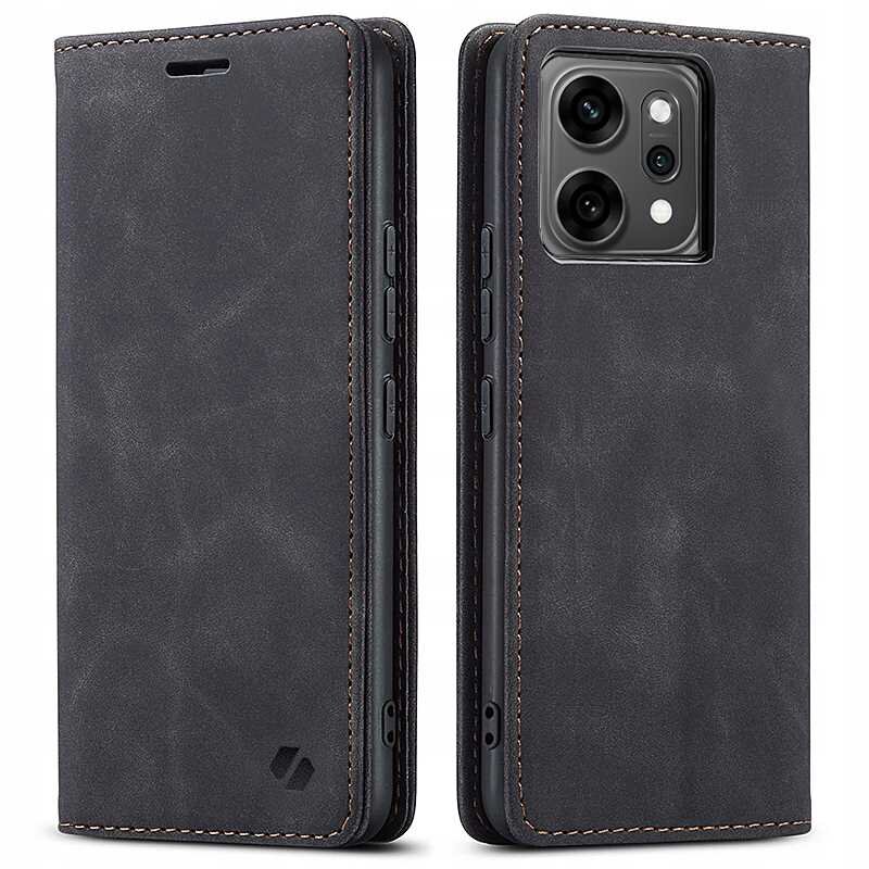 Na obrazie widoczne jest czarne etui z klapką, przeznaczone do telefonu, z trzema wycięciami na aparaty fotograficzne. Na dolnej części etui znajduje się logo producenta.