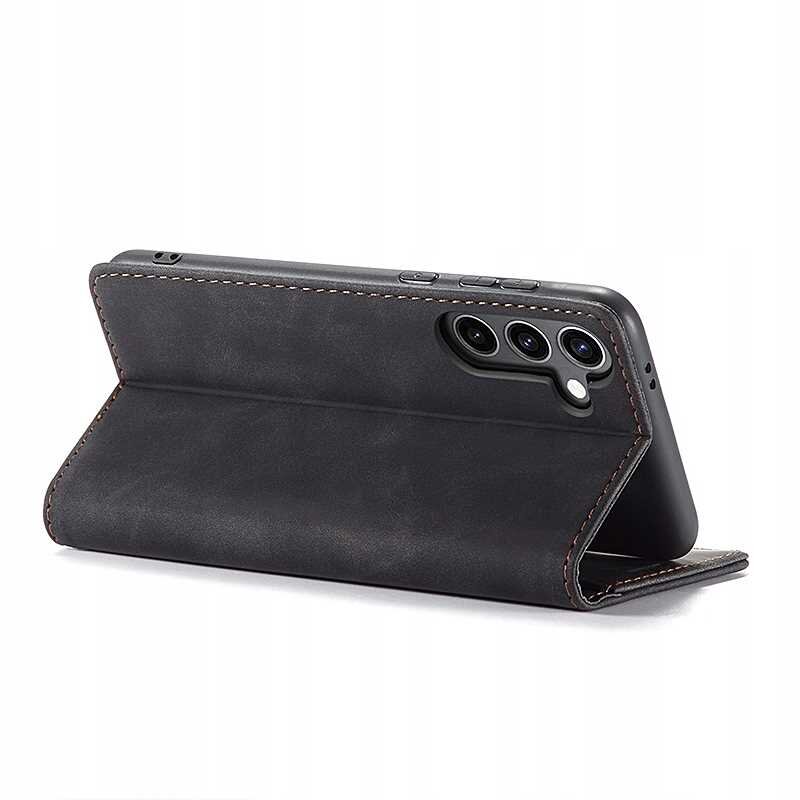 Czarne etui z klapką ustawione w pozycji stojącej, z widocznymi trzema otworami na aparaty fotograficzne. Etui ma widoczne przeszycia na krawędziach.