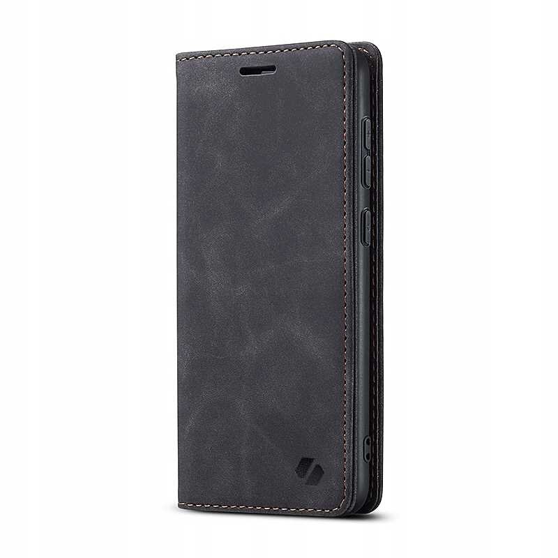 Czarne etui z klapką wykonane z materiału o teksturze przypominającej skórę, z widocznym logo w dolnym rogu. Etui posiada wycięcia na przyciski i porty telefonu.