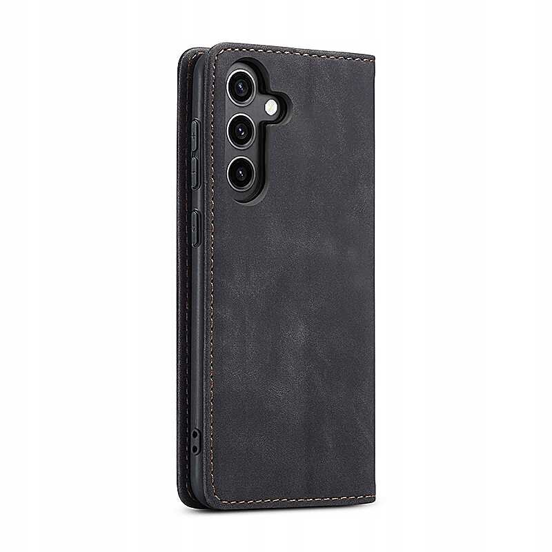 Czarne etui z klapką na telefon z trzema widocznymi otworami na aparaty fotograficzne. Etui ma widoczne przeszycia na krawędziach.