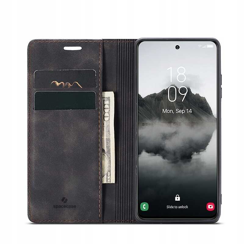 Etui z klapką w kolorze czarnym z miejscem na karty i banknoty, obok znajduje się telefon z wyświetlaczem pokazującym godzinę 18:09 i datę Mon, Sep 14. Na etui widoczne jest logo \'spacecase\'.