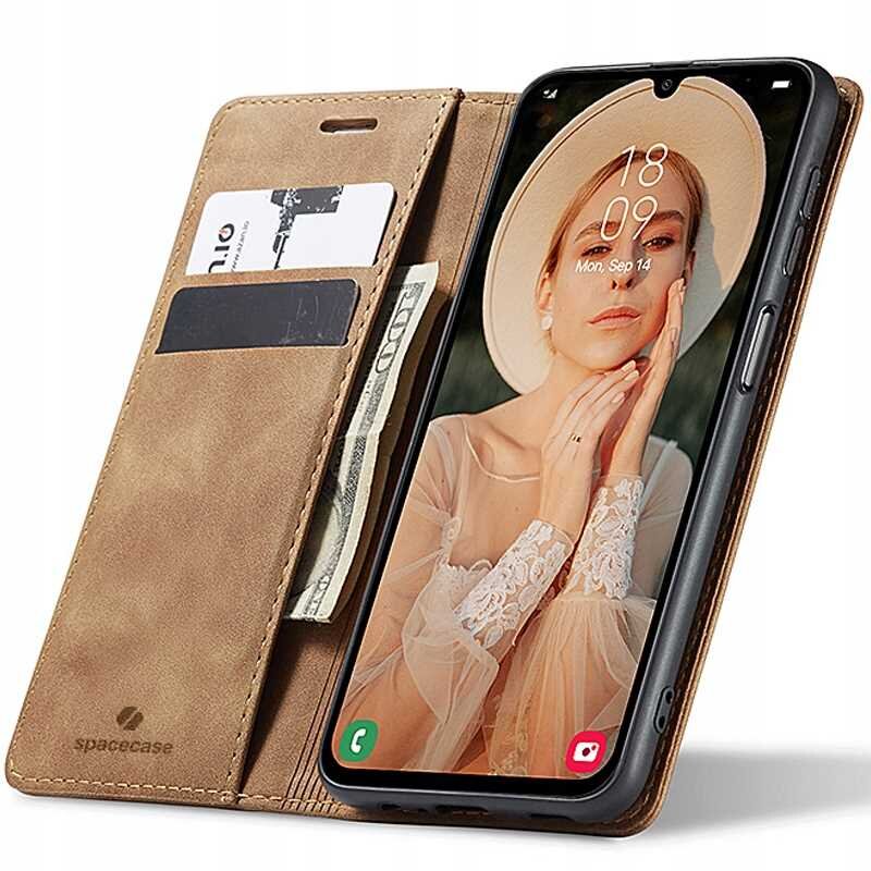 Brązowe etui z klapką na telefon, z miejscem na karty i banknoty, obok telefonu z wyświetlaczem pokazującym kobietę w kapeluszu. Na etui widoczne jest logo \'spacecase\'.