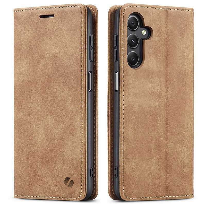 Brązowe etui z klapką do telefonu, z widocznymi przyciskami bocznymi i wycięciem na aparat. Na dolnej części etui znajduje się logo w formie dwóch ukośnych linii.