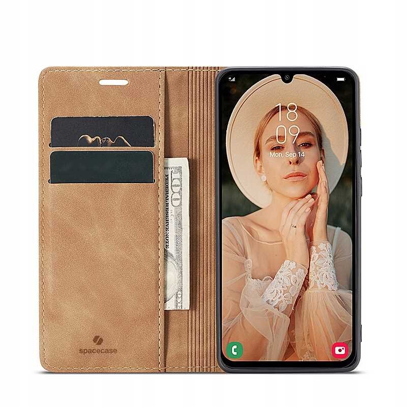 Brązowe etui z klapką SPACECASE Wallet do Galaxy A55 5G, z miejscem na karty i banknoty. Na ekranie telefonu widoczna jest kobieta w kapeluszu, a na etui znajduje się logo \'spacecase\'.