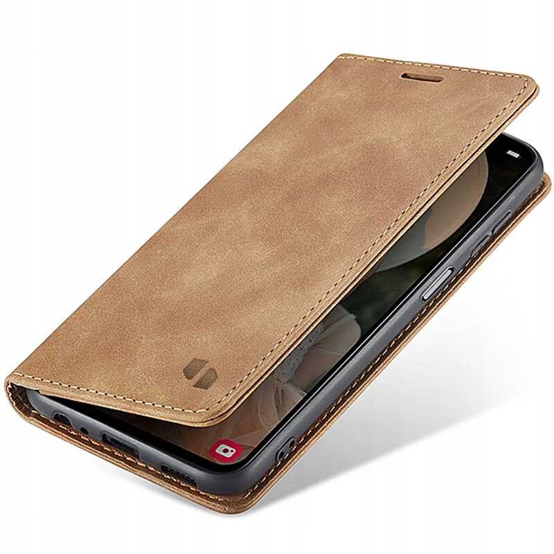 Brązowe etui z klapką na smartfon, z widocznym logo producenta na klapce. Telefon jest częściowo widoczny wewnątrz etui.