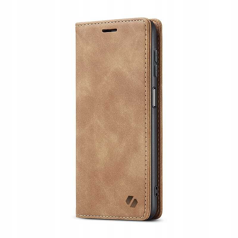 Brązowe etui z klapką do telefonu, z widocznym logo producenta w dolnym rogu. Etui ma gładką powierzchnię i wycięcia na przyciski boczne.