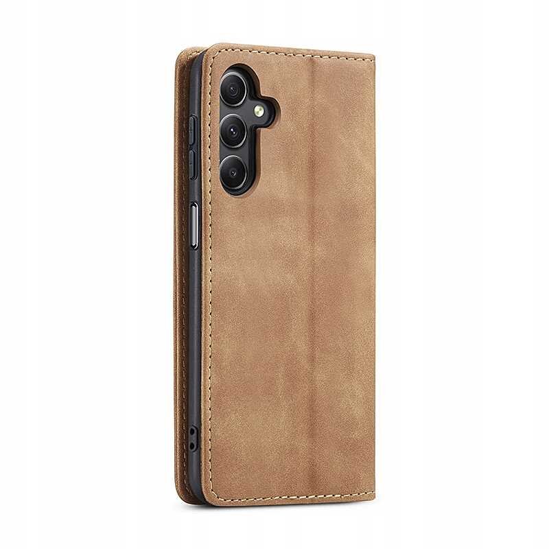 Brązowe etui z klapką na telefon z trzema widocznymi obiektywami aparatu i przyciskami bocznymi. Etui ma gładką powierzchnię i widoczne przeszycia na krawędziach.